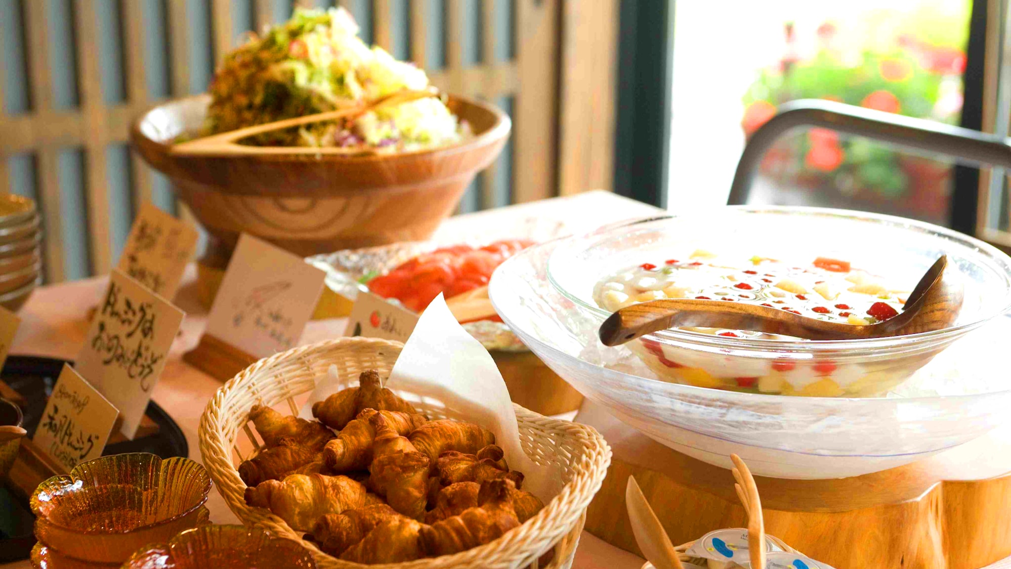 早餐以籃子餐（單份）和半自助餐的形式提供。