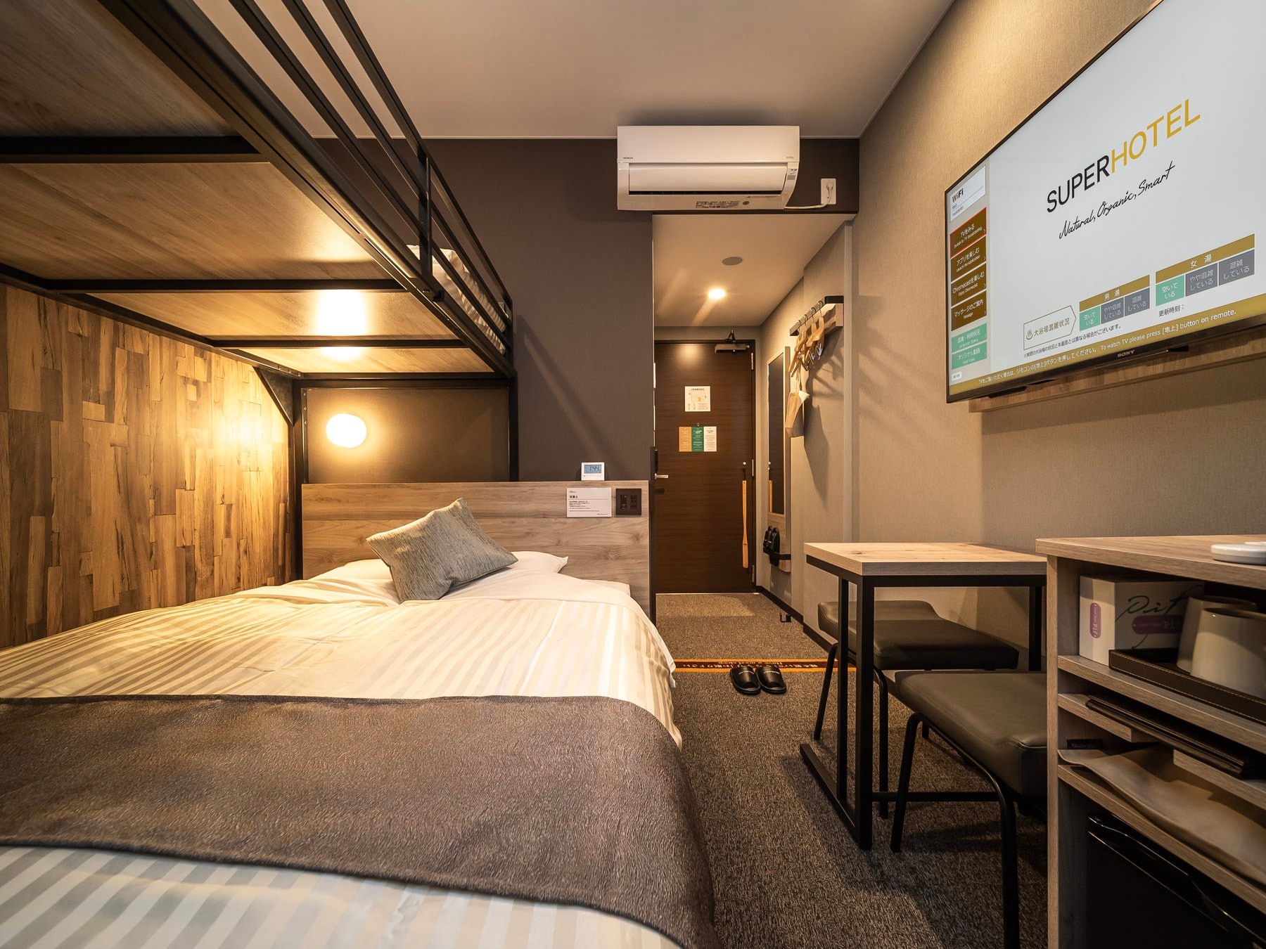 A functional twin room with a top and bottom section! A room with a loft bed that your children will love♪