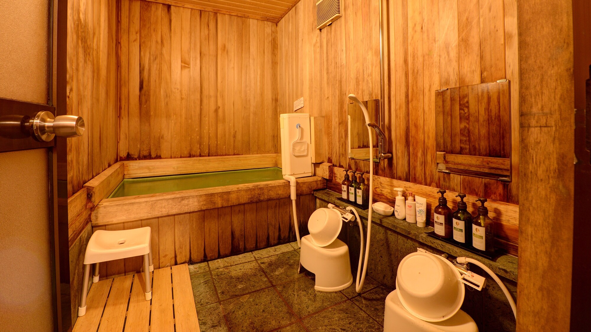 *[Bath] How about a relaxing bath time surrounded by the gentle scent of cypress?