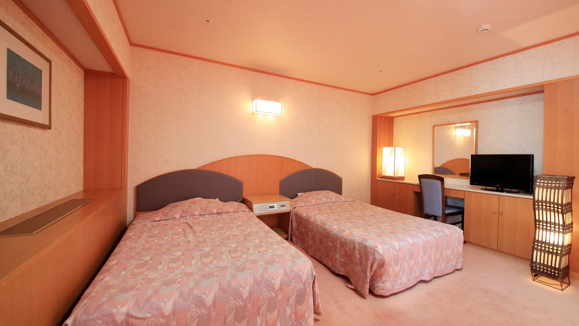 A Japanese-Western style bedroom (10 tatami mats + twin beds) overlooking the garden!