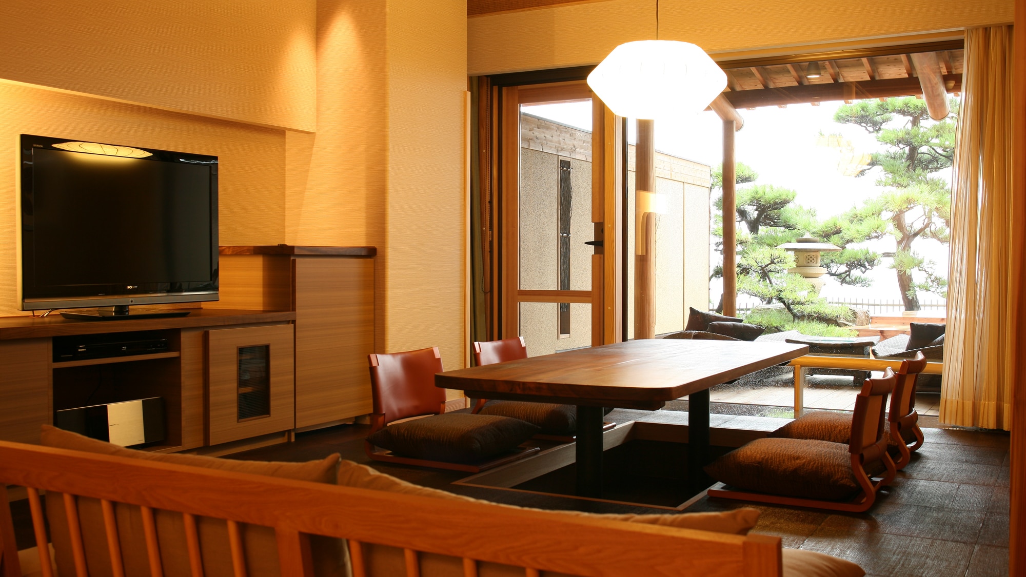 [ทุกห้องมีห้องอาบน้ำแบบเปิดโล่งส่วนตัว] Villa Paradise Sea Garden Type B / No. 102 / Living Dining
