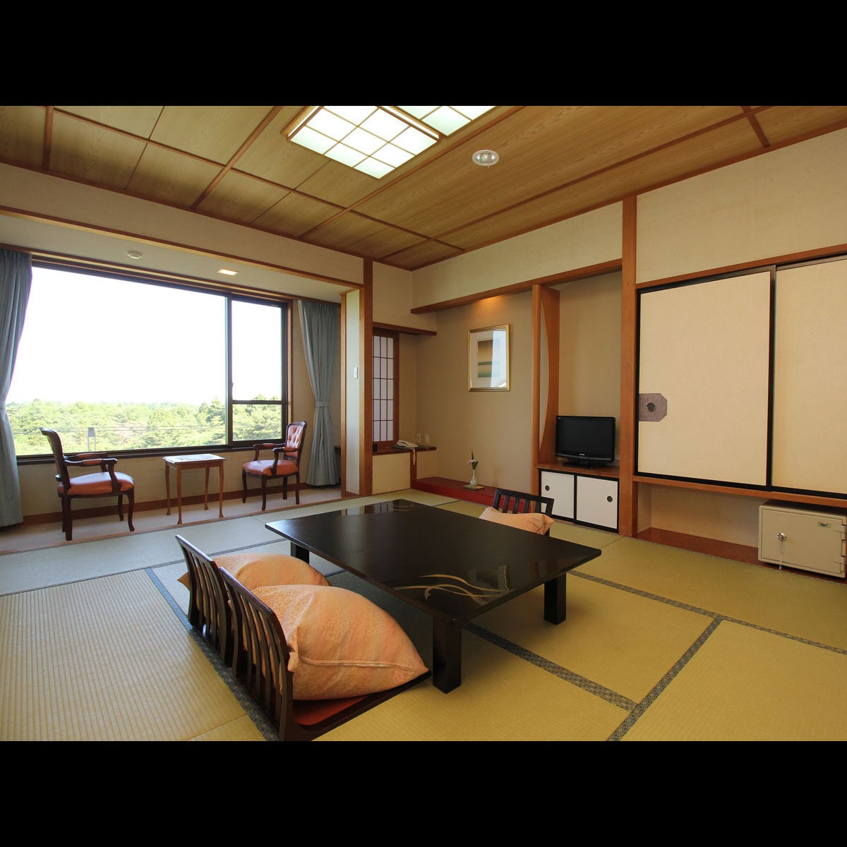 Guest room ◇ Japanese-style room 10 tatami mats + veranda (with bath and toilet, washbasin)