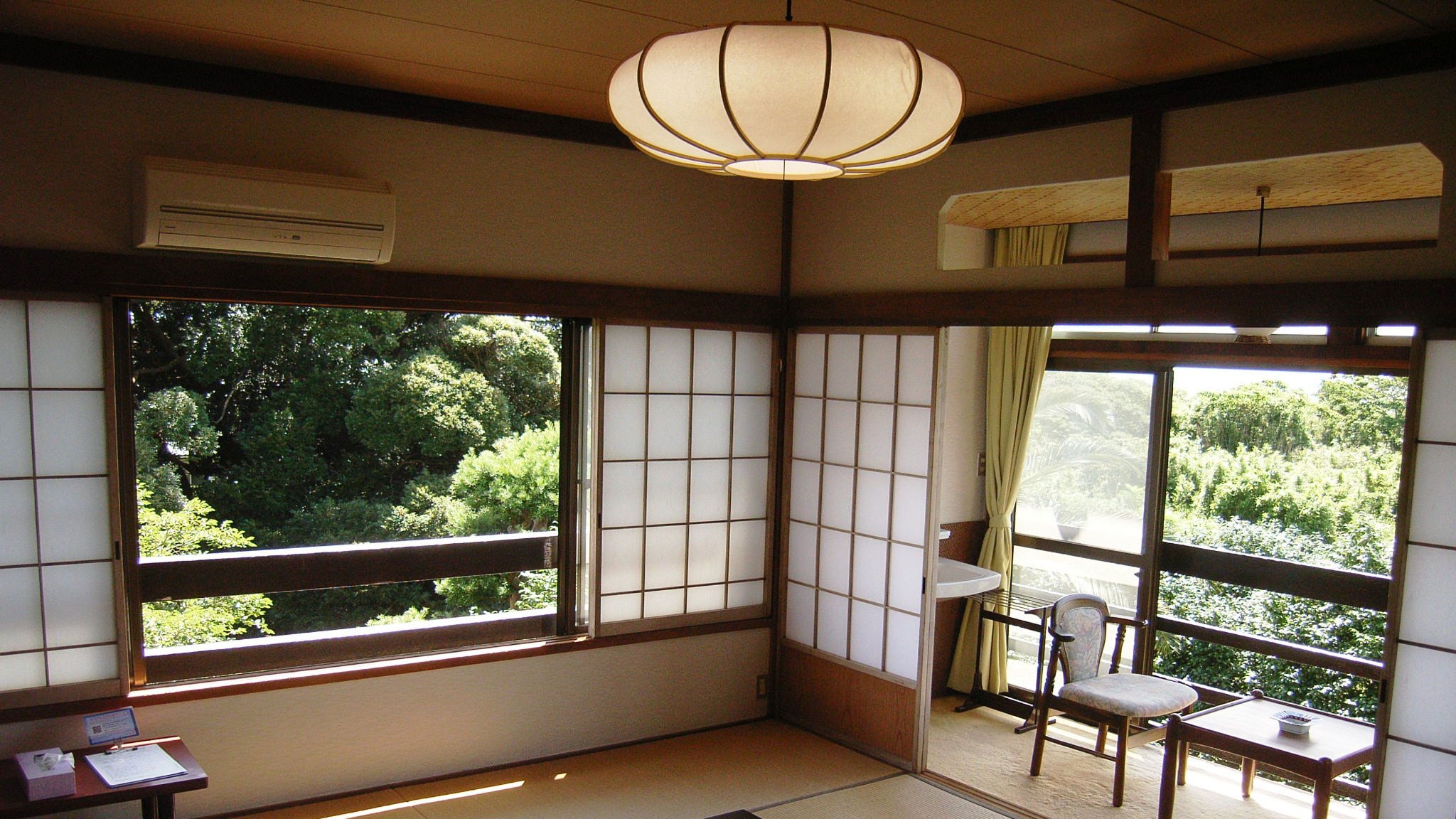 * [Example of a room] Please relax while looking at the view outside.