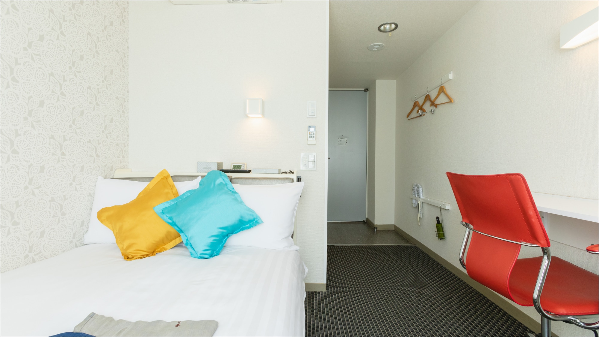The single room has a semi-double bed. Up to 2 adults can take a rest.
