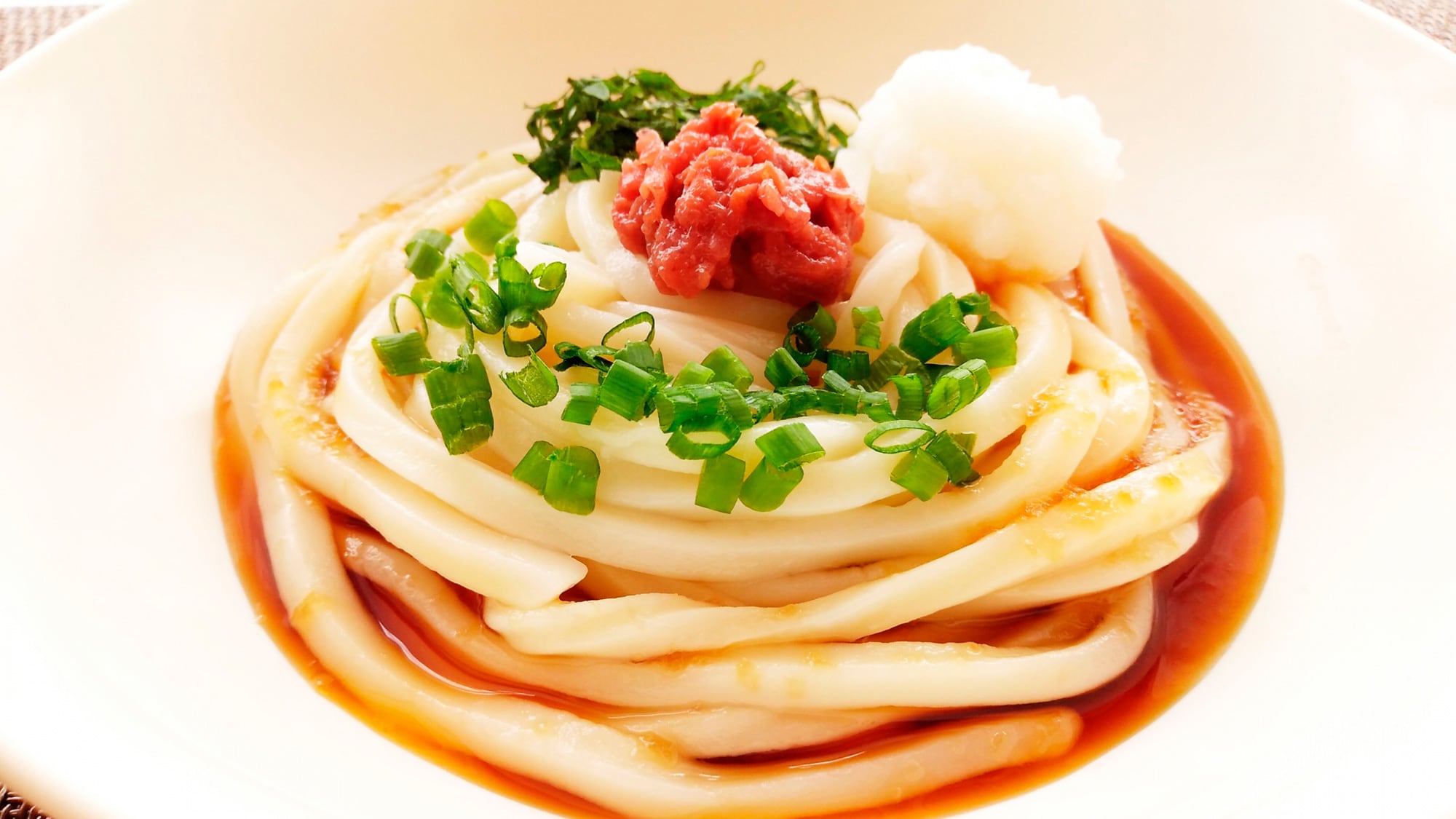 [Only available in Kii-Tanabe, Wakayama] This dish has the refreshing acidity of Kishu plums to whet your appetite, and the udon noodles have a pleasant texture.