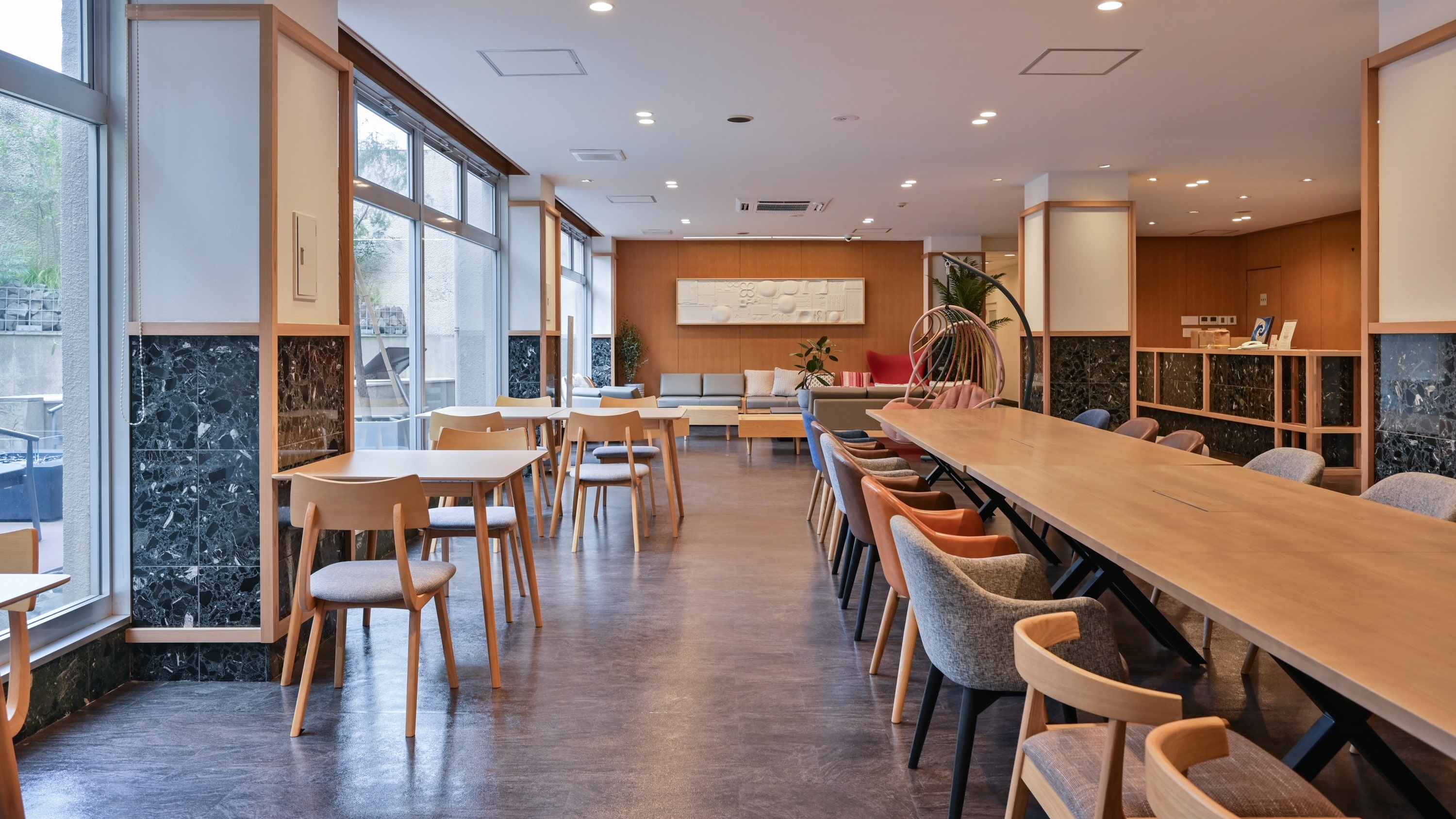 “รับประทานอาหารและล็อบบี้ฟรี” สถานที่สำหรับสนทนากับเพื่อนฝูง รับประทานอาหาร ทำงาน และเพลิดเพลินกับกาแฟฟรี♪