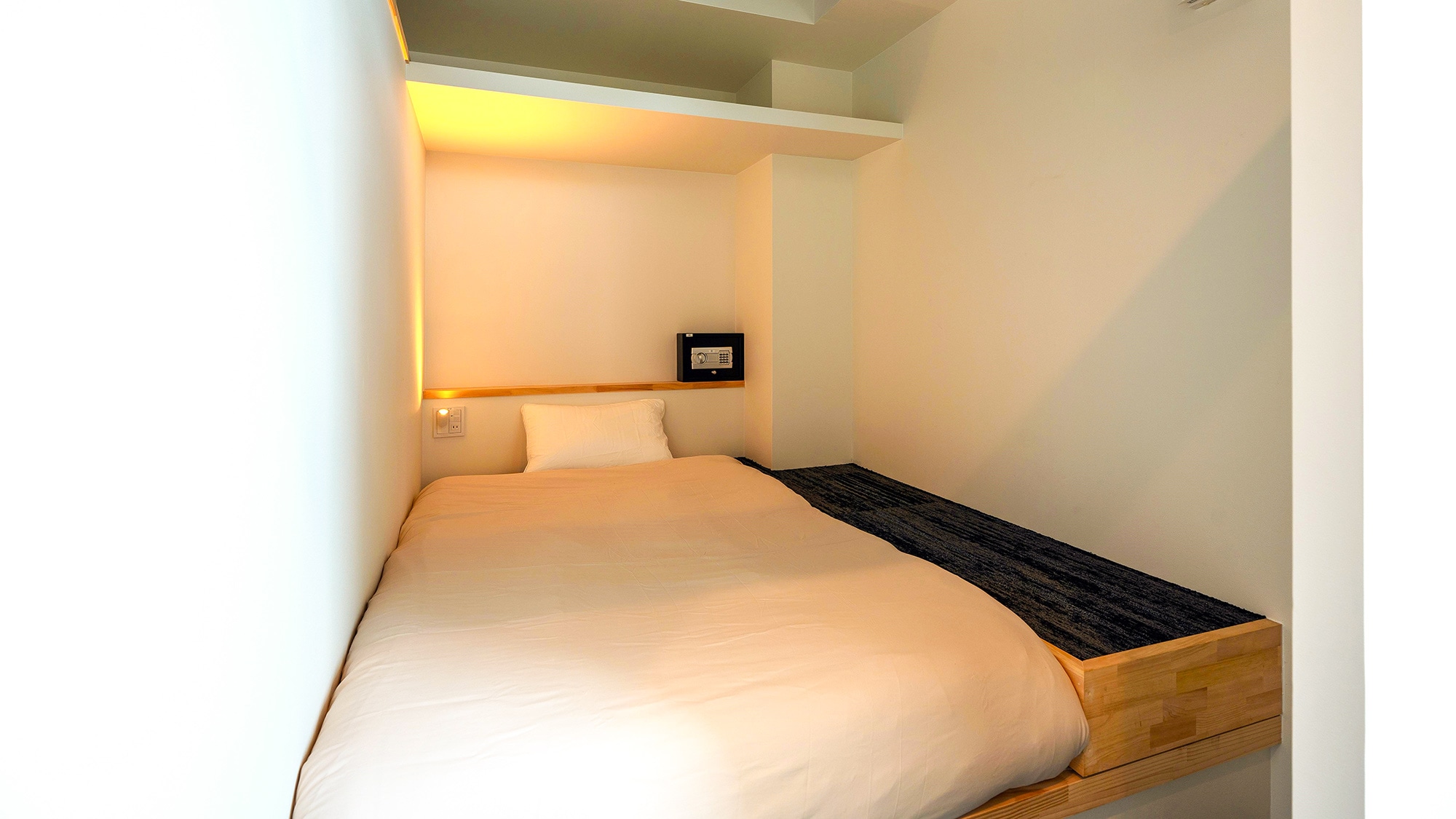 ・[Semi-double] A room equipped with a 120cm-wide semi-double bed. Separated by a wall, privacy is ensured.