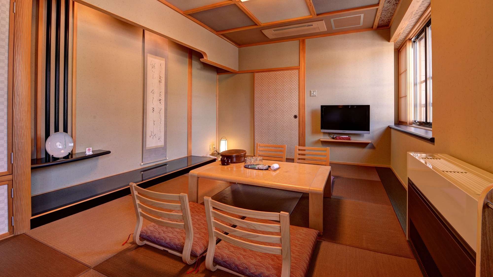 * [Example of guest room (Japanese and Western room)] The modern atmosphere where Japanese and Western are in harmony is popular.