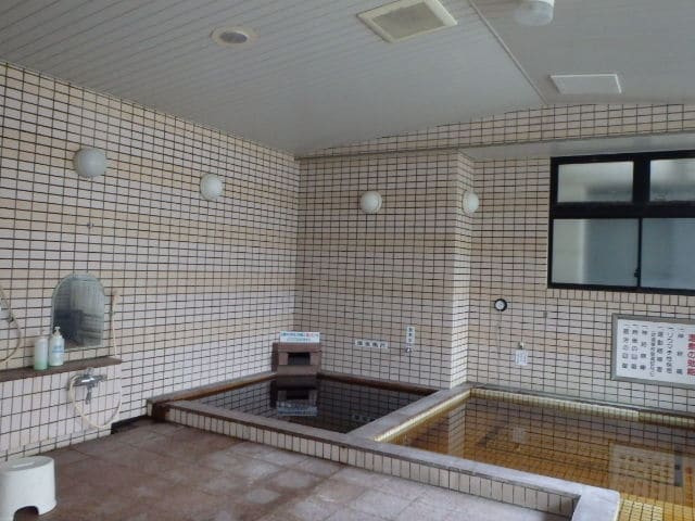 Large public bath: inside