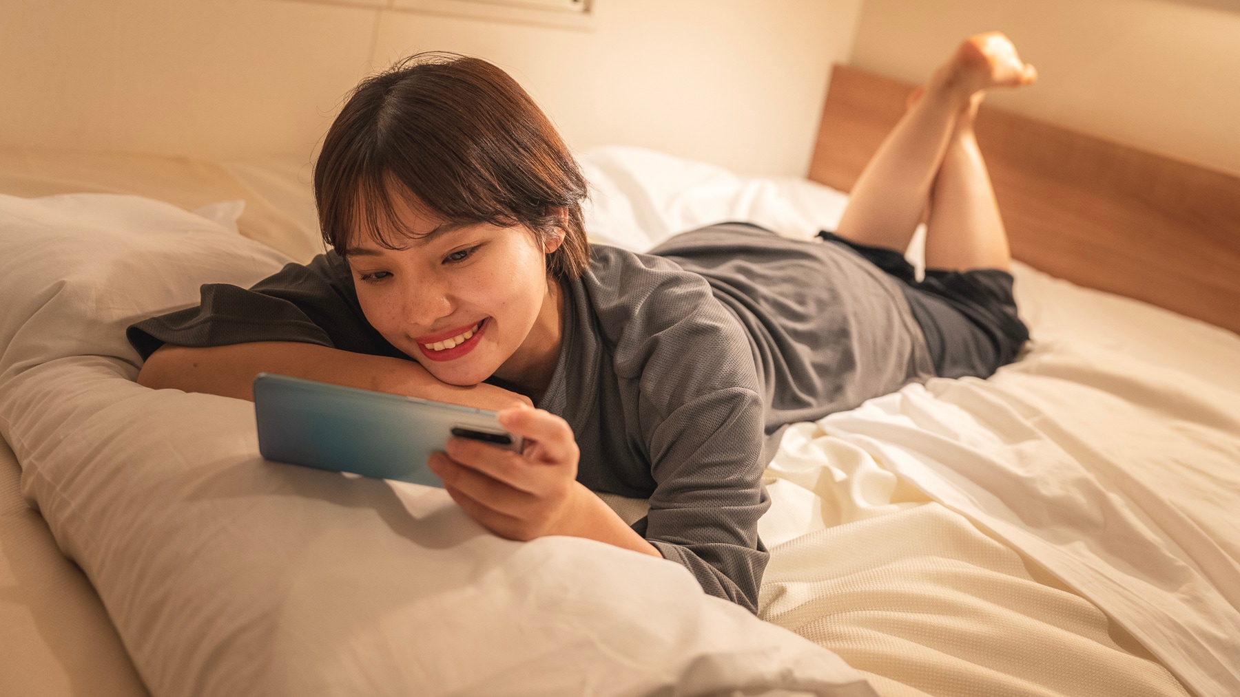 Vào ban đêm, căn phòng được bao phủ bởi ánh sáng dịu nhẹ.