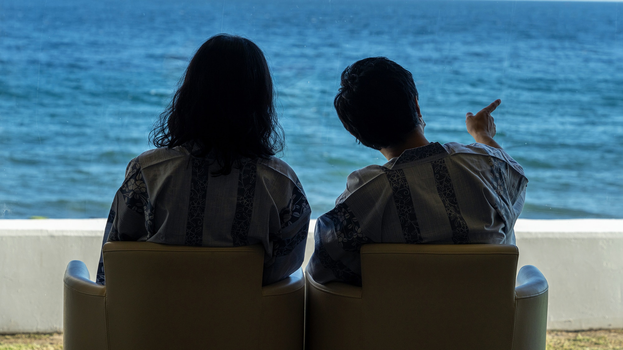 A special time to spend with a special person. The sparkling sea refreshes the memories of the two.