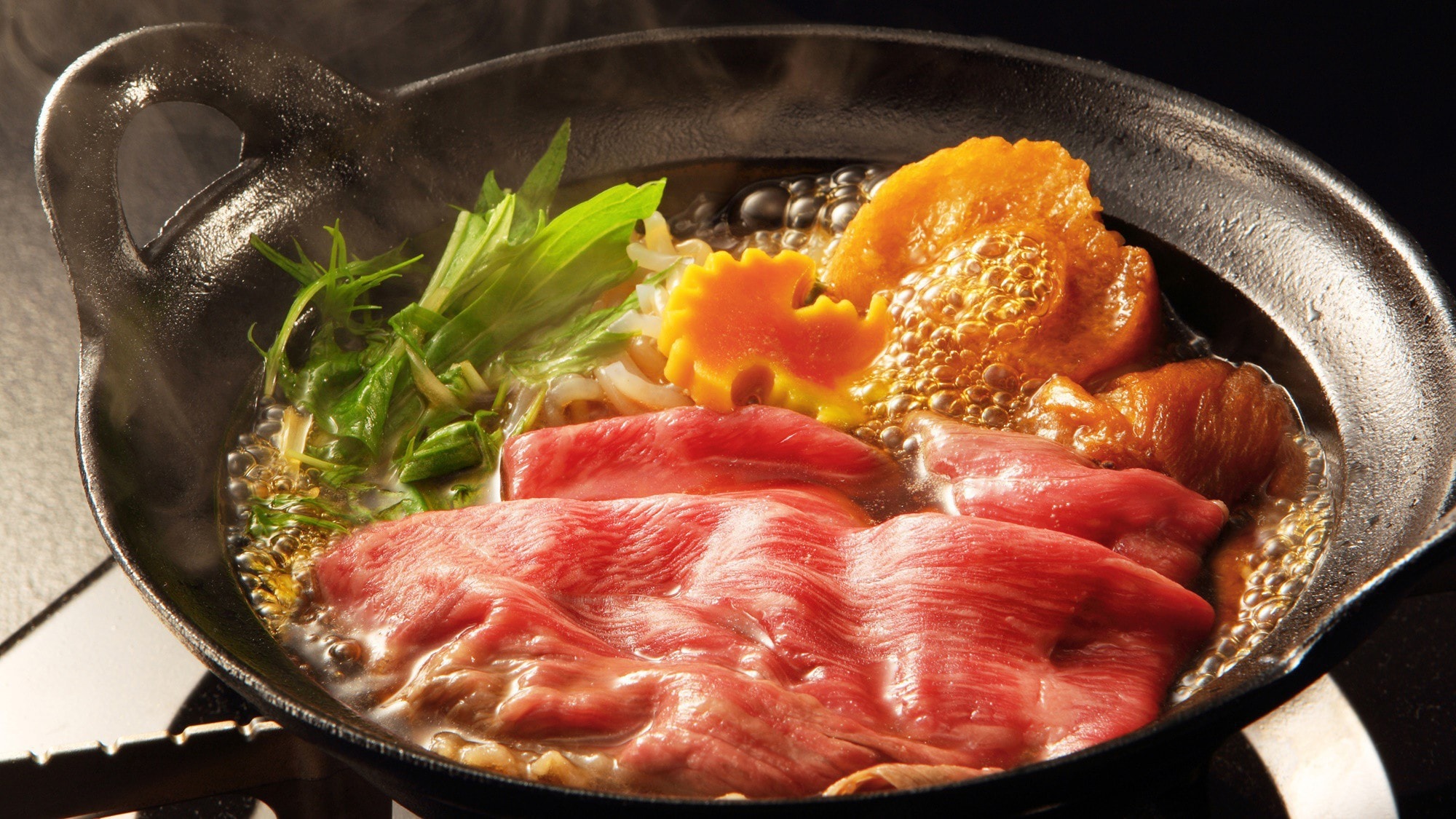 [Yamagata beef sukiyaki] Yamagata beef sukiyaki, which is on par with Yonezawa beef, is made with a soft-boiled egg. Yusa's classic main dish