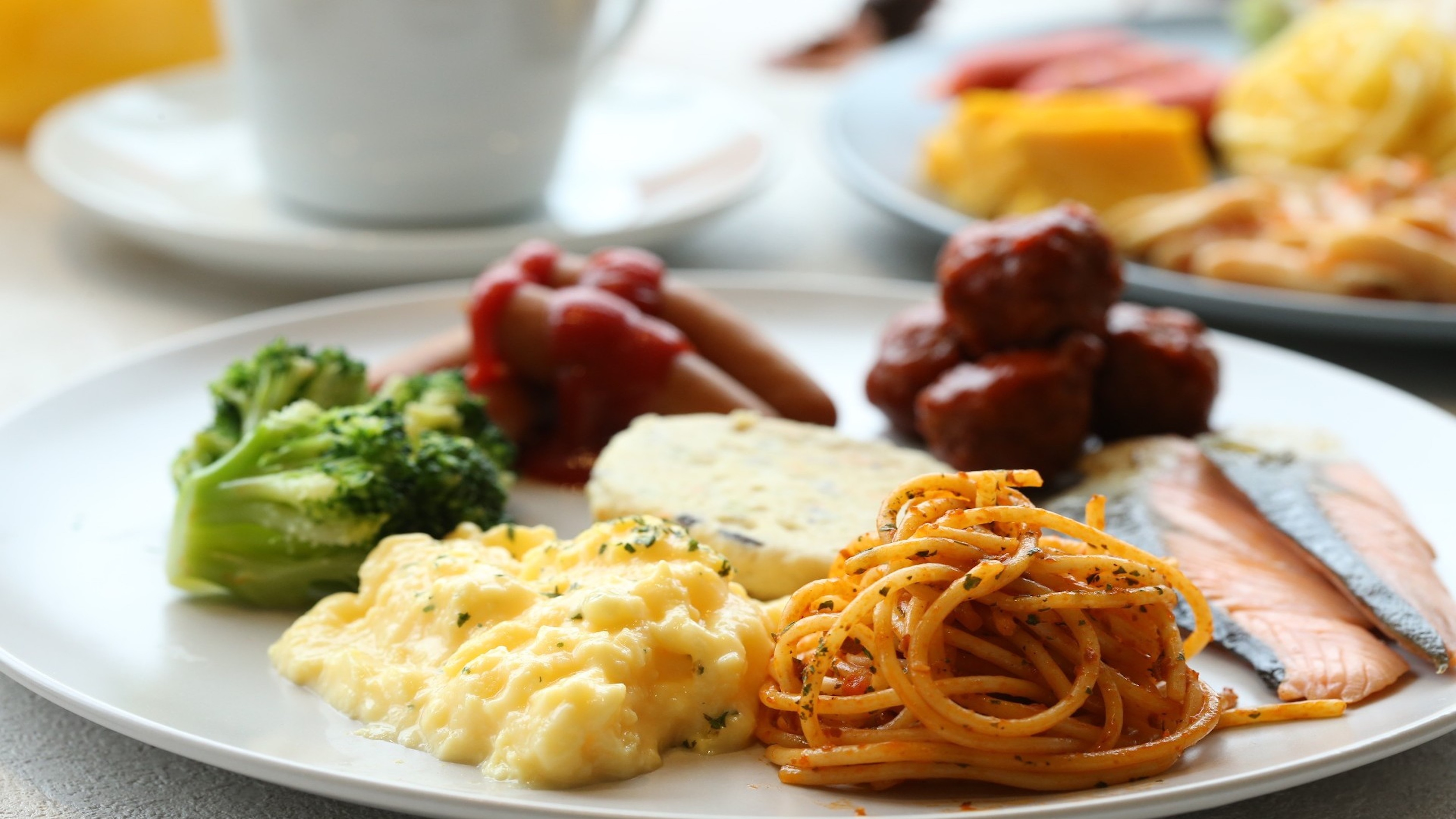 [Breakfast serving example]