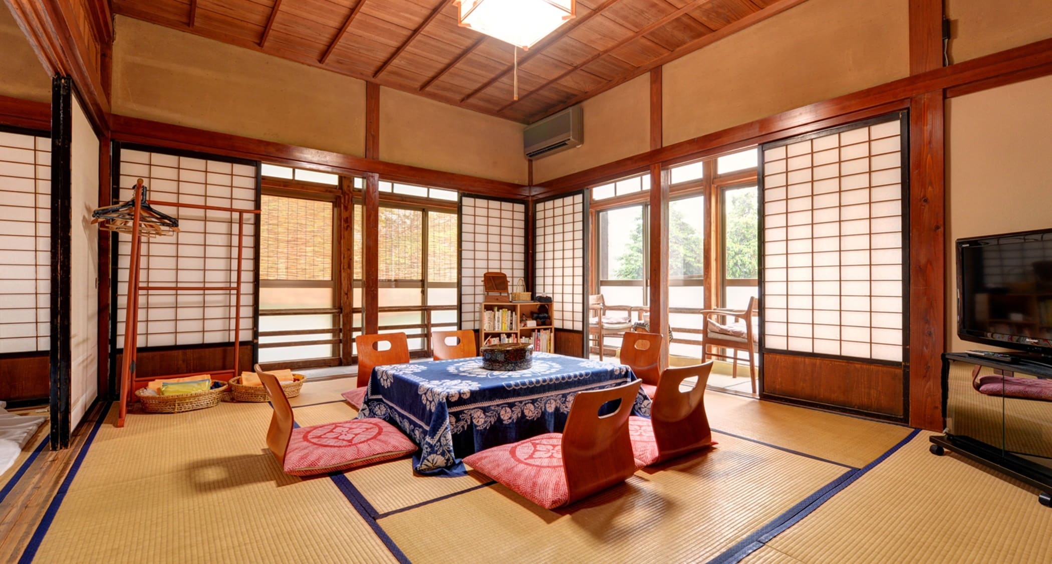 *Two Japanese-style rooms (example of guest rooms)/Perfect for families or groups. Enjoy a relaxing time together.