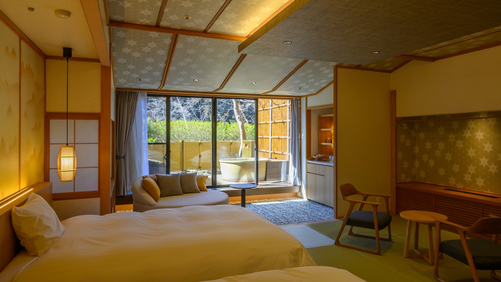 A guest room with an open-air bath on the 4th floor of Manyokan, which was reopened in February 2023. A Japanese-style bed is provided in a Japanese-style room with tatami mats.