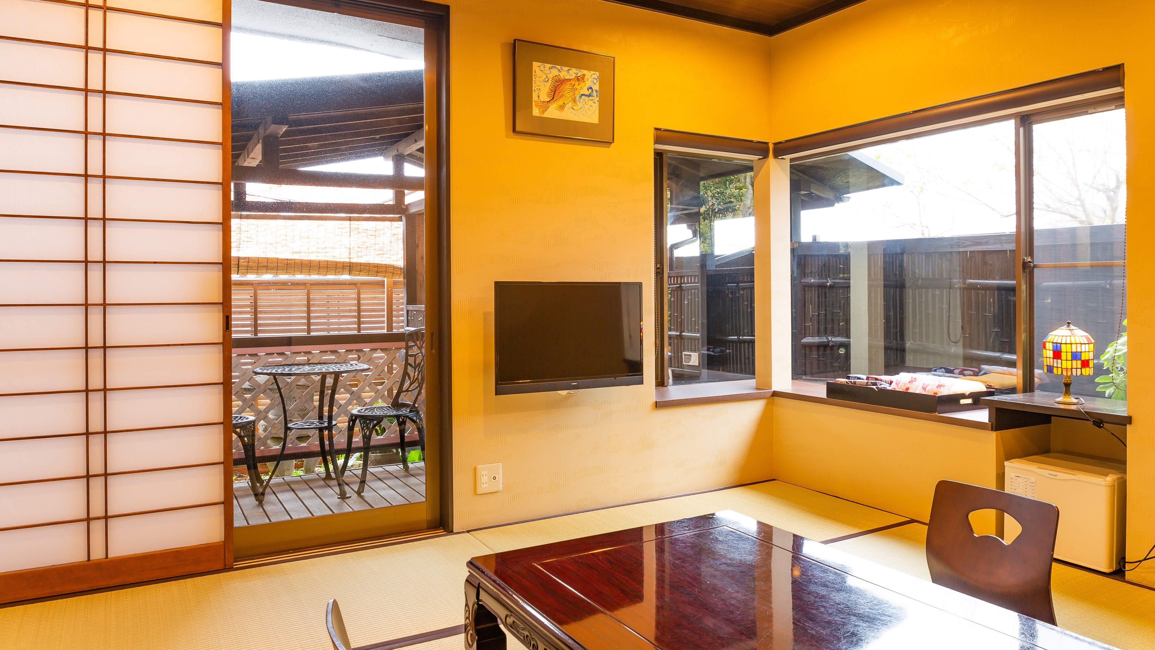 [Main building, Tsukimi no Ma] Japanese-style room with open-air cypress bath