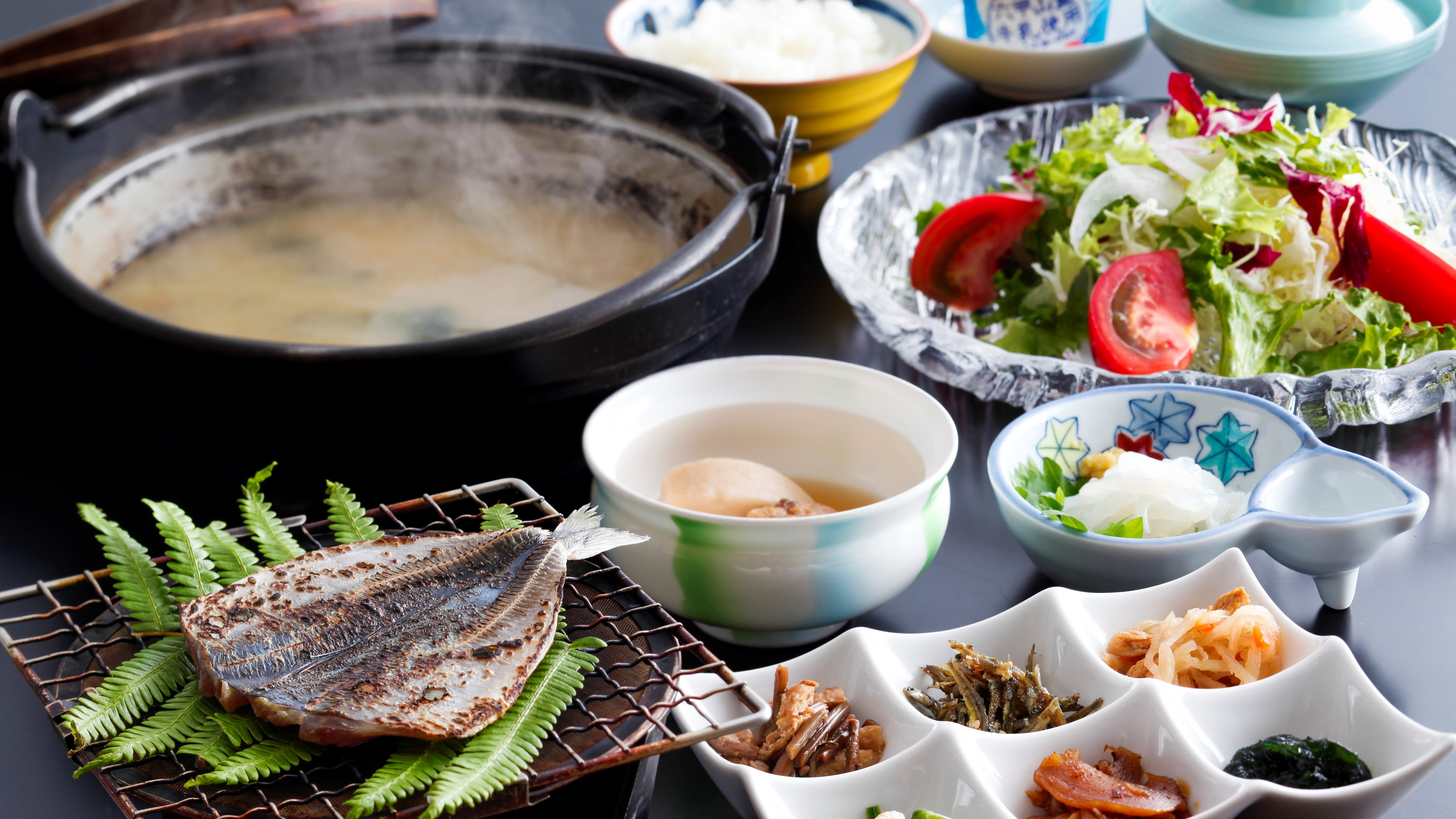 Bữa sáng tại nhà trọ♪ Miễn phí thêm súp miso! Thưởng thức cá khô tự làm và rau tươi♪