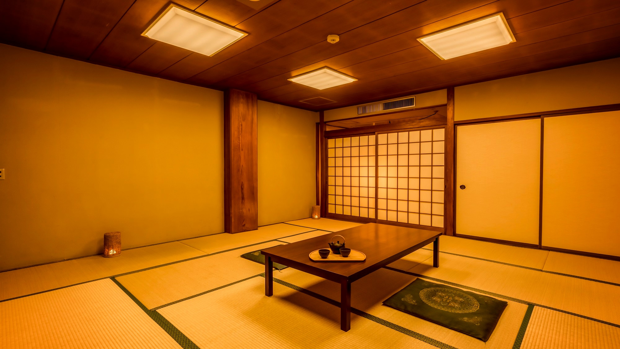 Standard Japanese-style room 13-14 tatami mats *A sample room