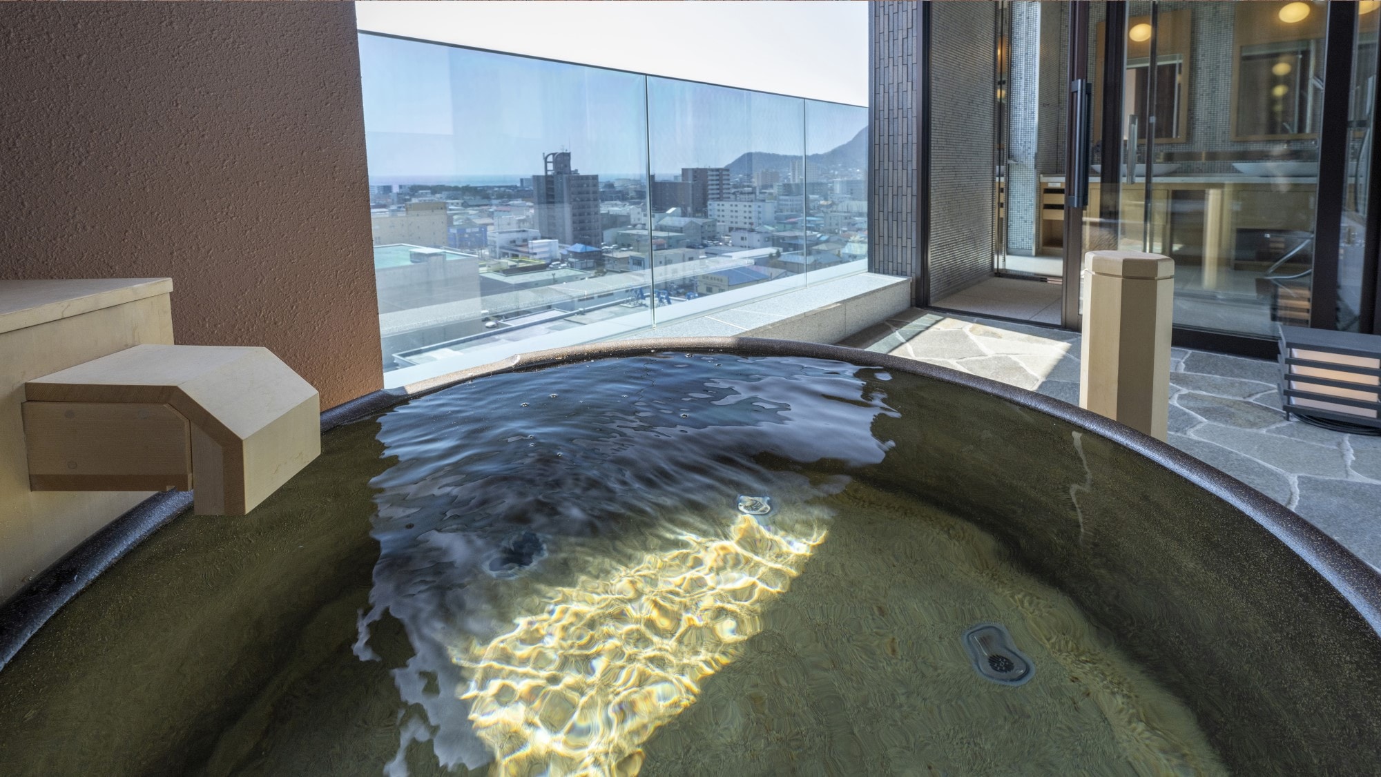 [ห้องพิเศษ(อ่างอาบน้ำเซรามิกกลางแจ้ง)] พื้นที่พักผ่อนที่กลมกลืนไปกับสภาพแวดล้อม...