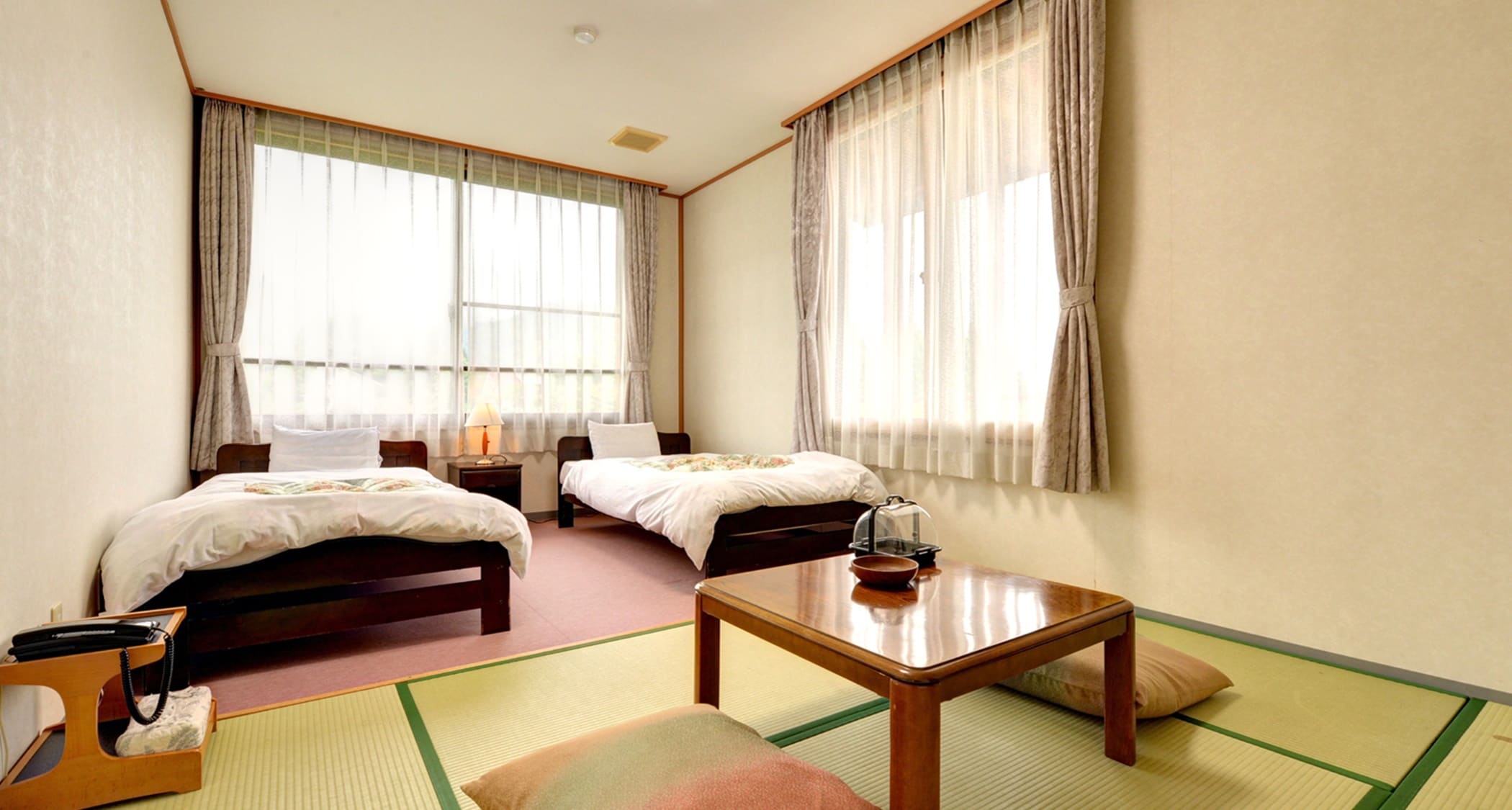 *Japanese-Western room (example of guest room)/A room where you can enjoy the best of both Japanese and Western styles. Enjoy a good night's sleep in a clean, well-furnished bed.