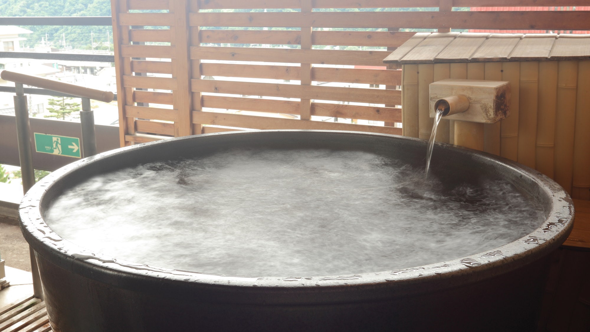 [Guest room with open-air bath] An example of a pottery bath
