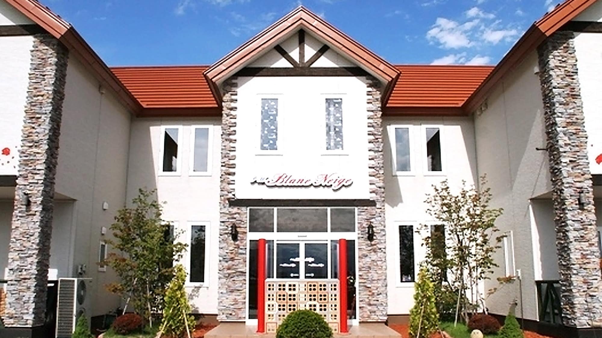 ・[Exterior] A small hotel in Furano with a panoramic view of the Tokachi mountain range.