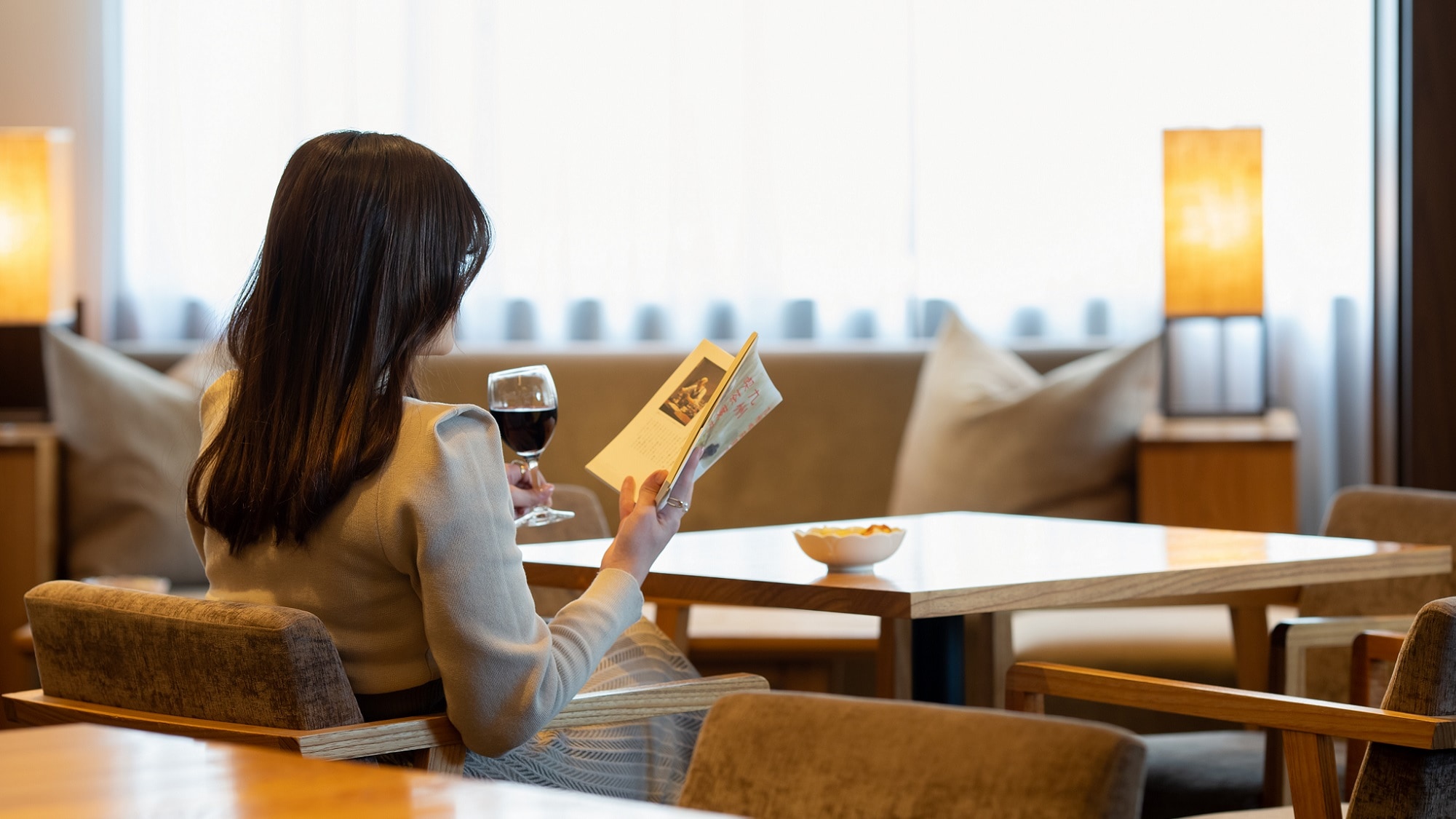 在大廳休息 - 女性獨自旅行者