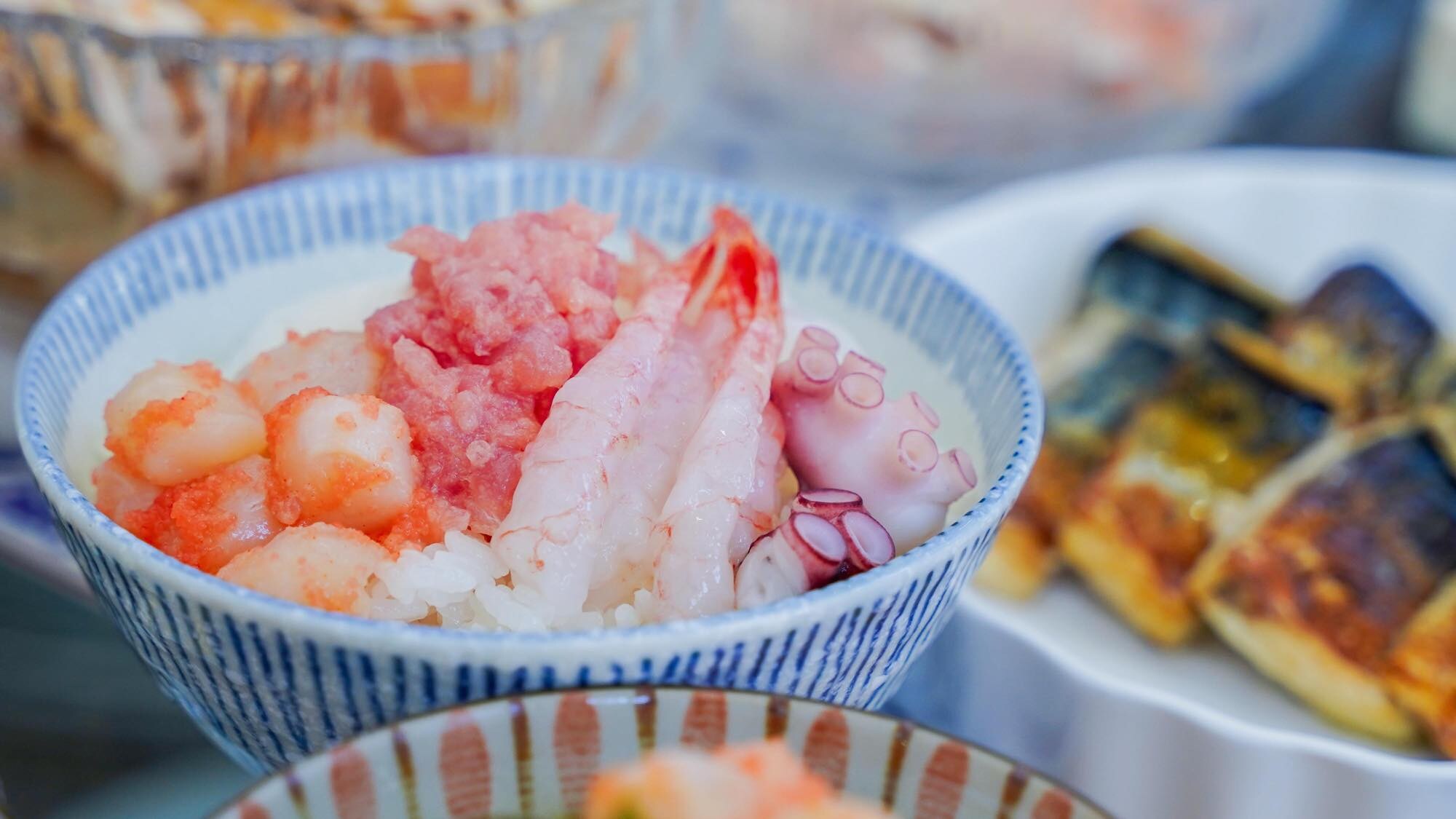 Buat "Famous Seafood Bowl" Anda sendiri dengan bahan-bahan favorit Anda