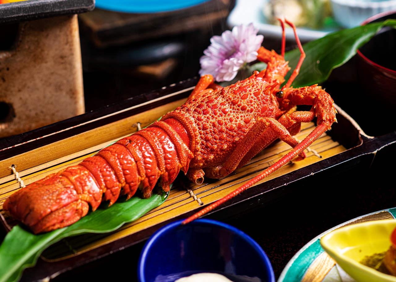 Our popular product [Steamed spiny lobster in hot spring]