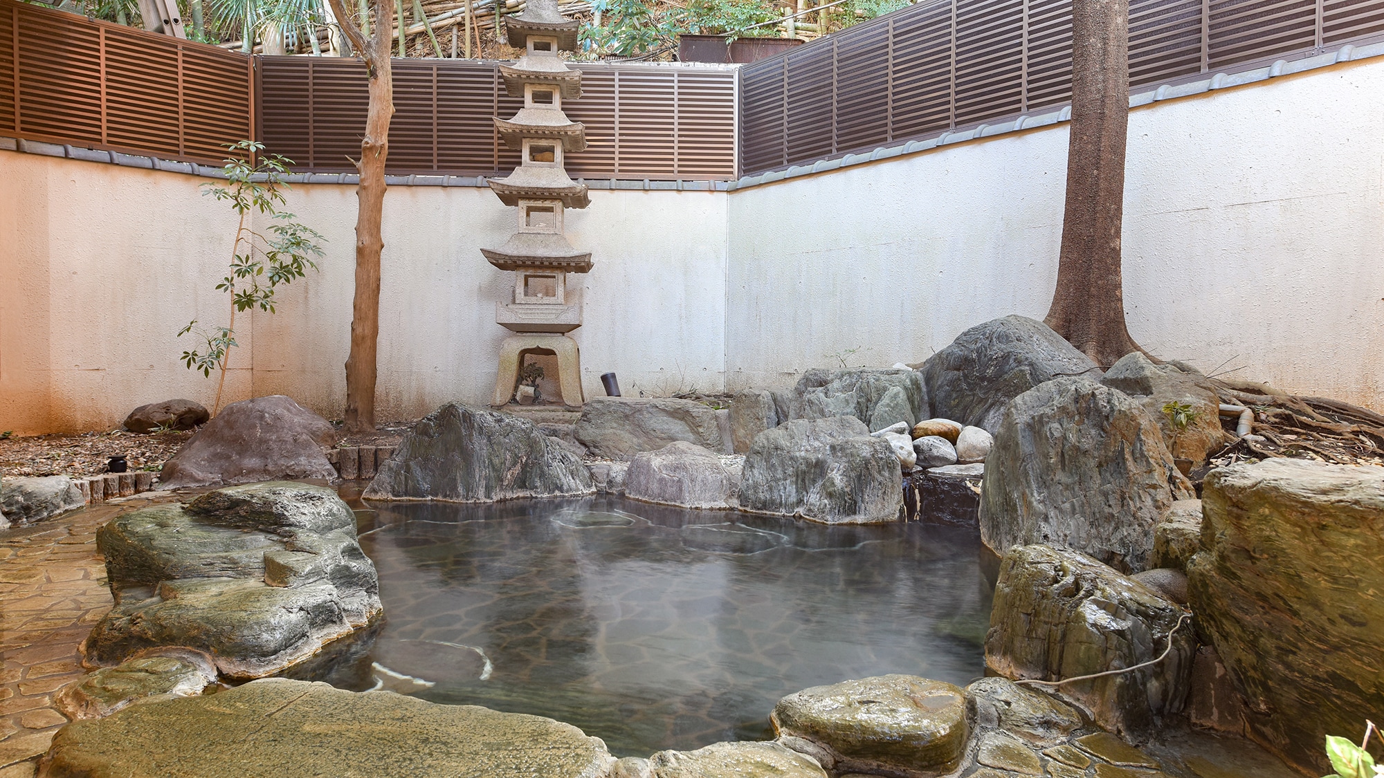 *[Open-air bath/men's bath] A large, open-air bath made of Iyo blue stone. *There is no switching between men and women.