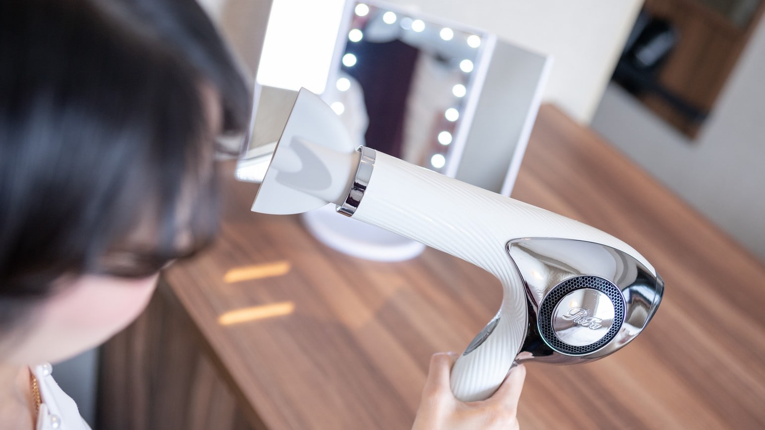 Pengering Kecantikan ReFa menciptakan rambut langka yang lembab dan lembut