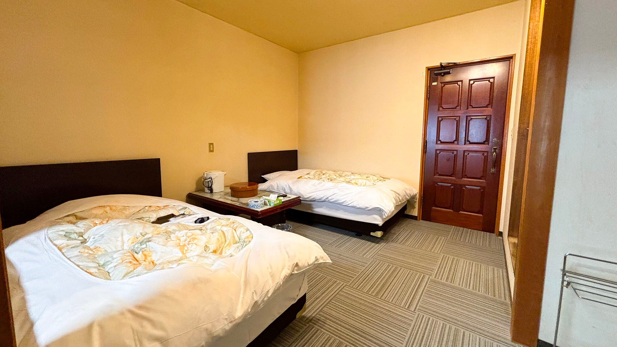 ・[M Main building 2F Japanese-style room (14 tatami mats) + Western-style room] There is a table by the bed, so you can relax comfortably.