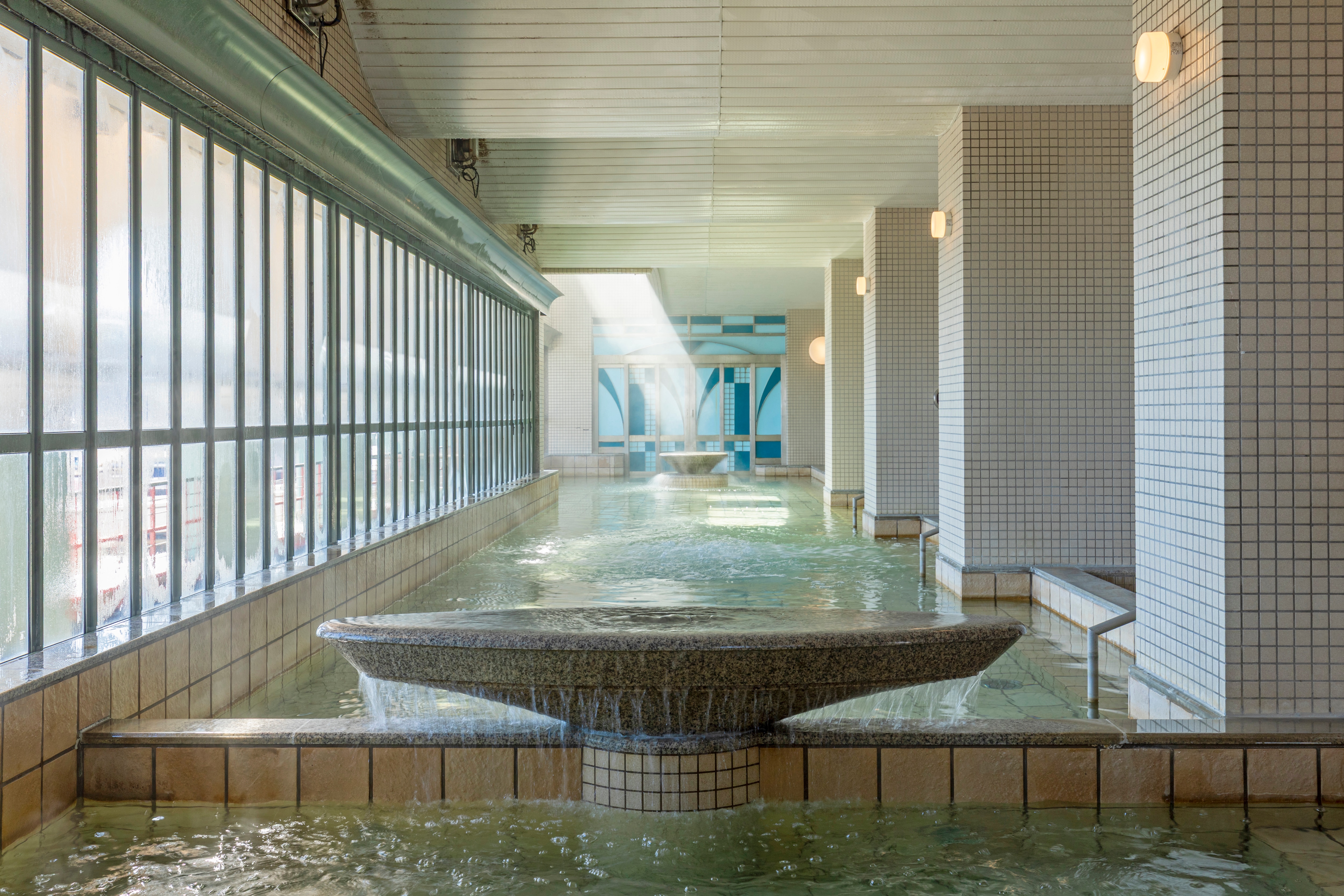 ห้องอาบน้ำสาธารณะแบบพาโนรามา: พื้นที่อันหรูหราที่คุณสามารถผ่อนคลายหลังจากวันเดินทางอันยาวนาน พร้อมด้วยน้ำพุร้อนธรรมชาติที่พุ่งขึ้นมาจากใต้ท้องมหาสมุทรแปซิฟิก