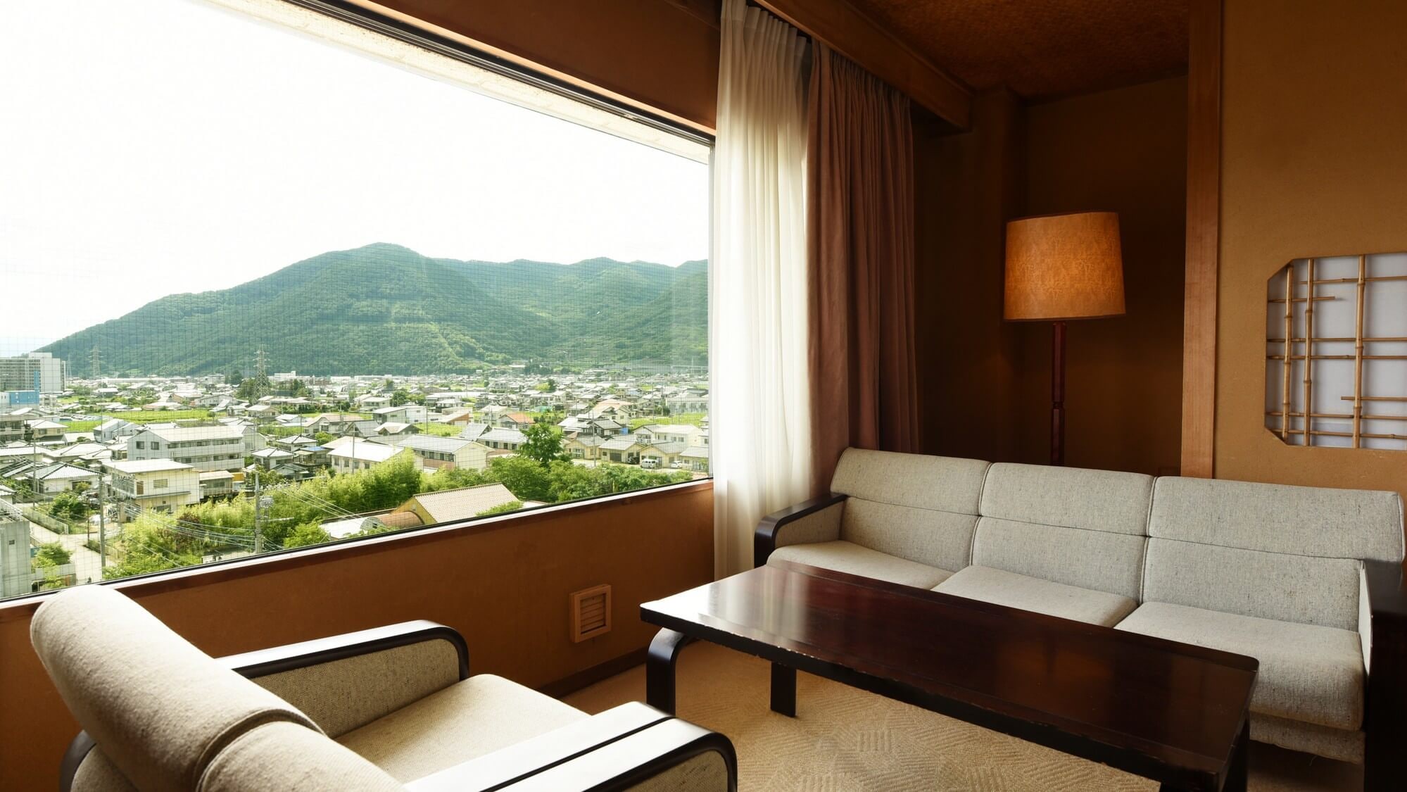 [Special two-room Japanese-style room on the top floor] Enjoy the view from the large windows.
