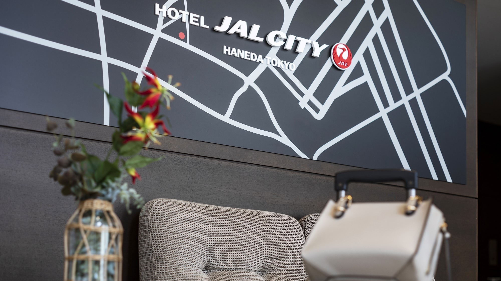 大堂充滿了來自玻璃窗牆壁的自然光