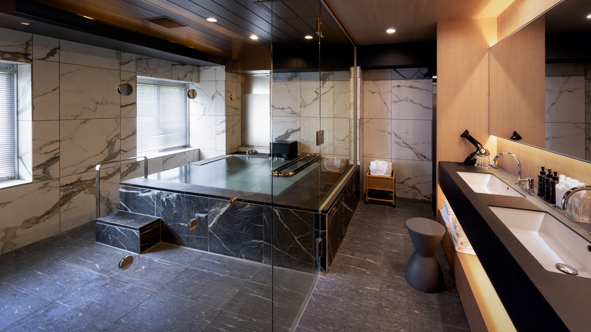 [Premium Suite 801] A hot spring bathtub in a spacious space. You can enjoy the hot spring anytime during your stay.
