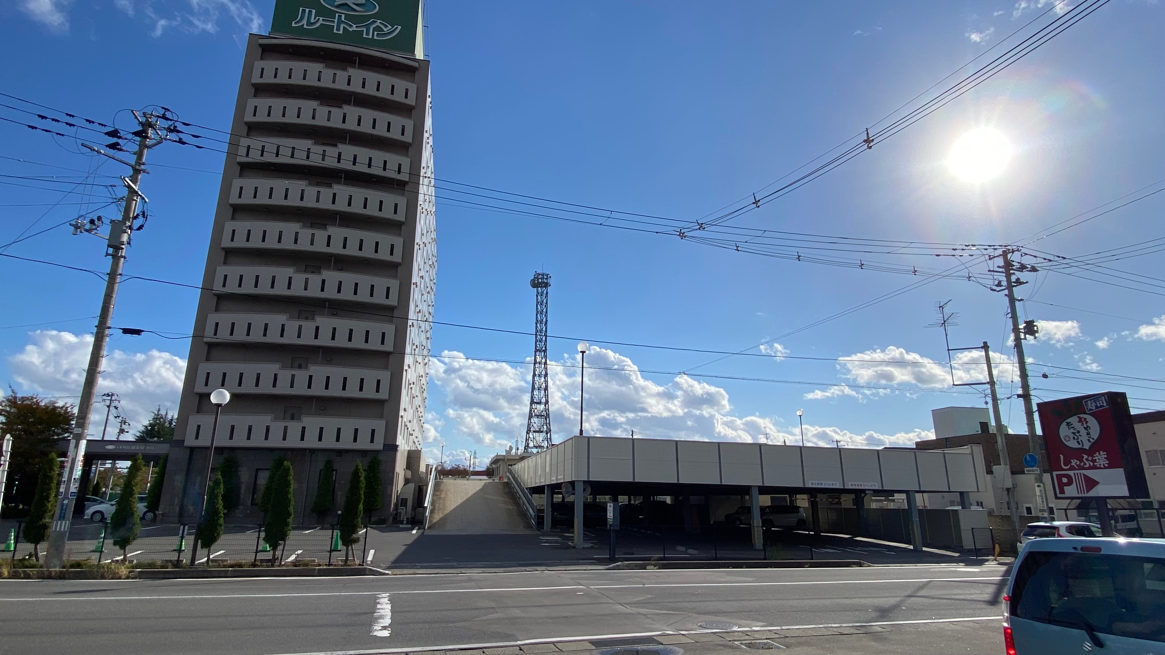 外観　自走式立体駐車場はこちらから入場いただけます