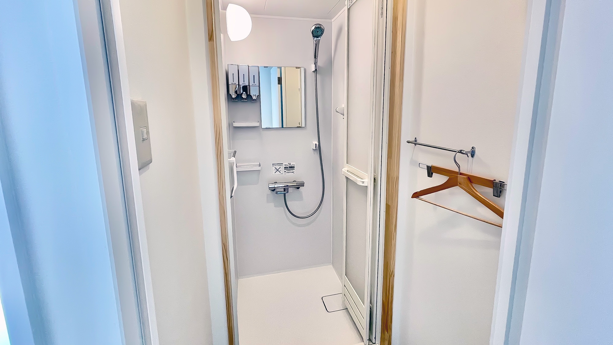 ・[ห้องน้ำ] คุณสามารถชำระล้างความเหนื่อยล้าได้ในห้องอาบน้ำที่มีฝักบัว ReFa