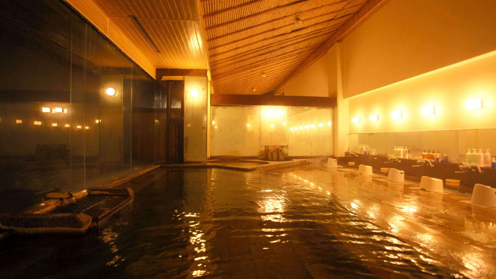 [Mori no Yu] You can enjoy the changing of the seasons while bathing.