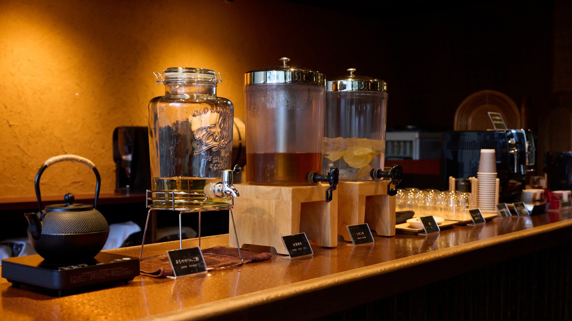 The lobby lounge has a free drink corner, and alcohol is also available in the evening.