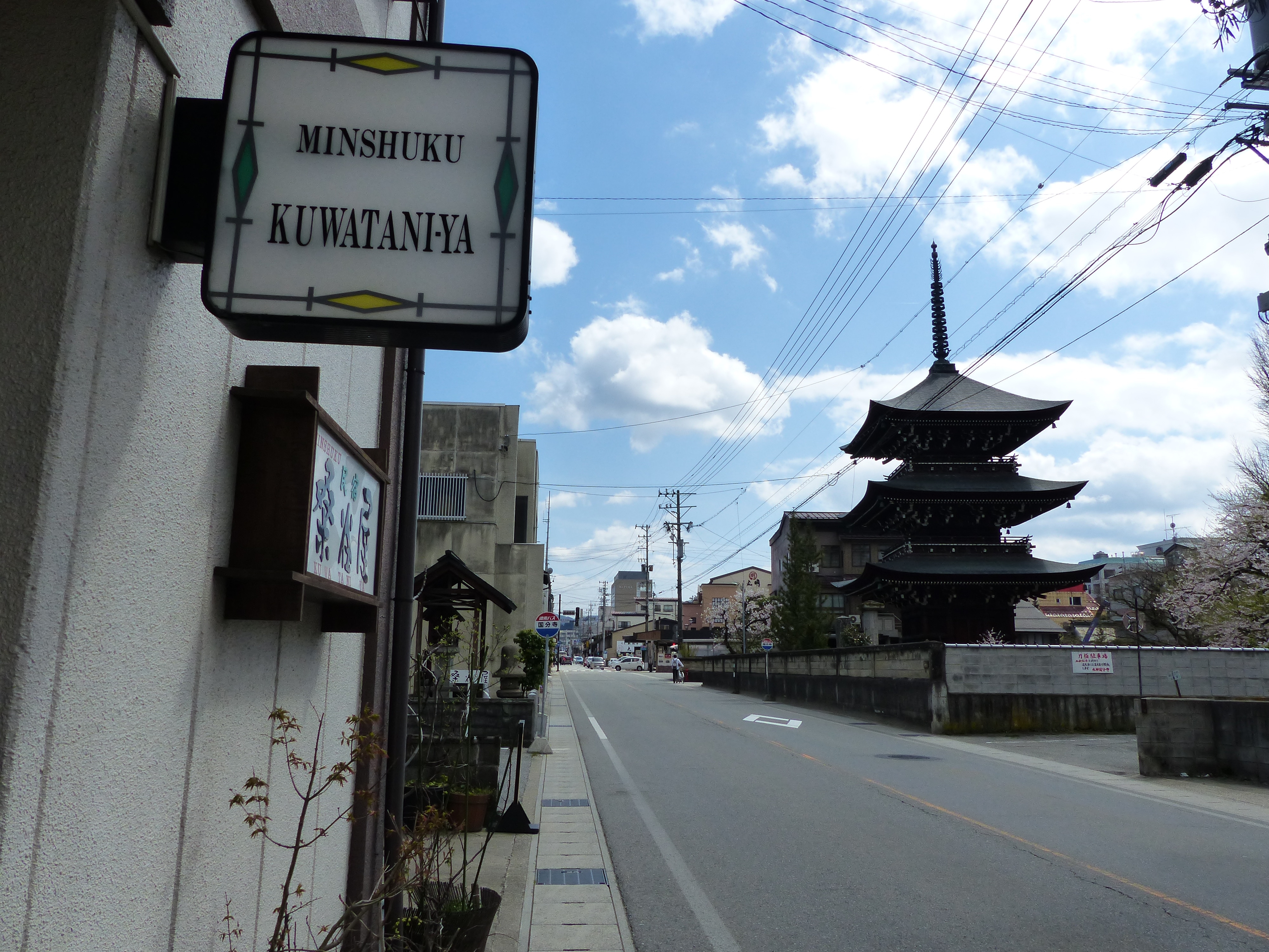 Hida Kokubunji secara diagonal di seberang penginapan