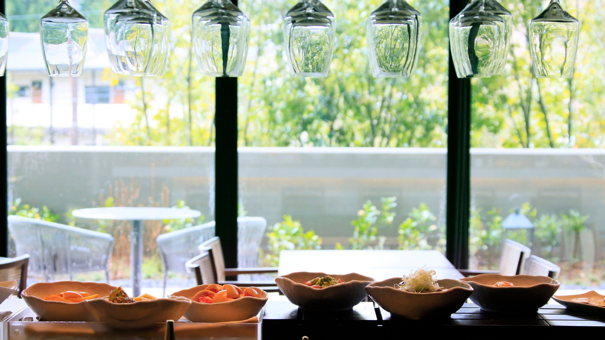 [อาหารเช้า] ร้านอาหารที่มีแสงแดดส่องเข้ามา *ตัวอย่าง