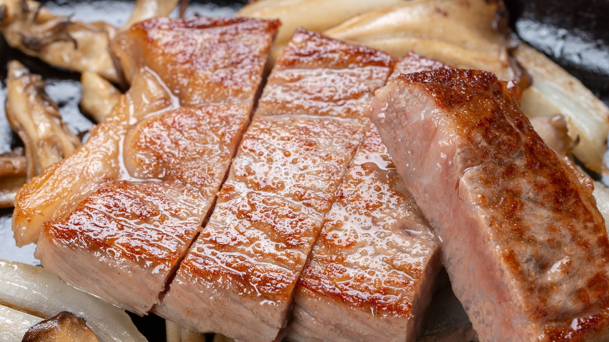* Supper example / Please enjoy the highest-ranked meat that is cut thick and overflows with gravy in your mouth.