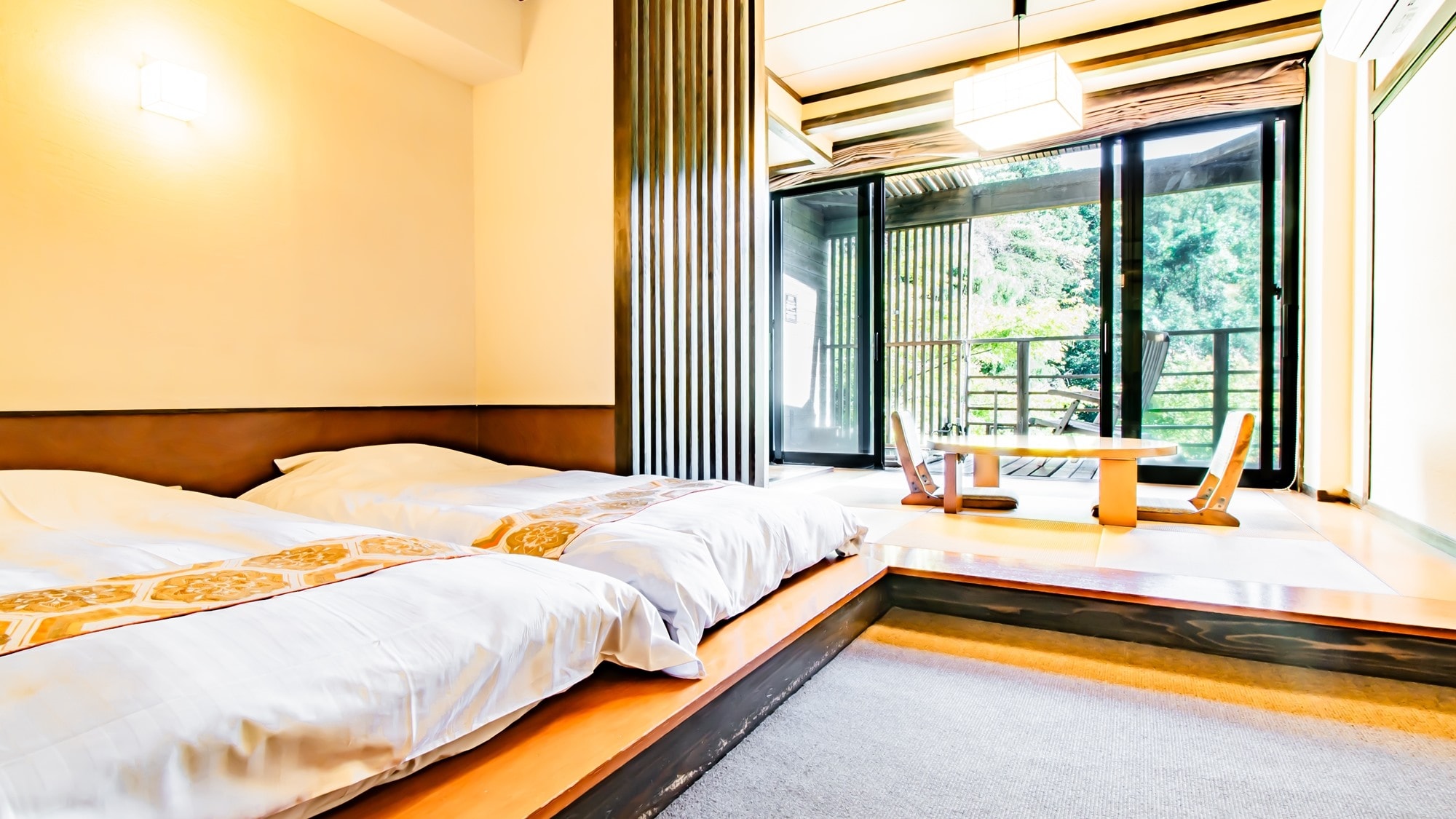 [Guest room with reclining bath (Japanese-Western style room)] A Japanese-Western style room with a low bed on a raised platform.