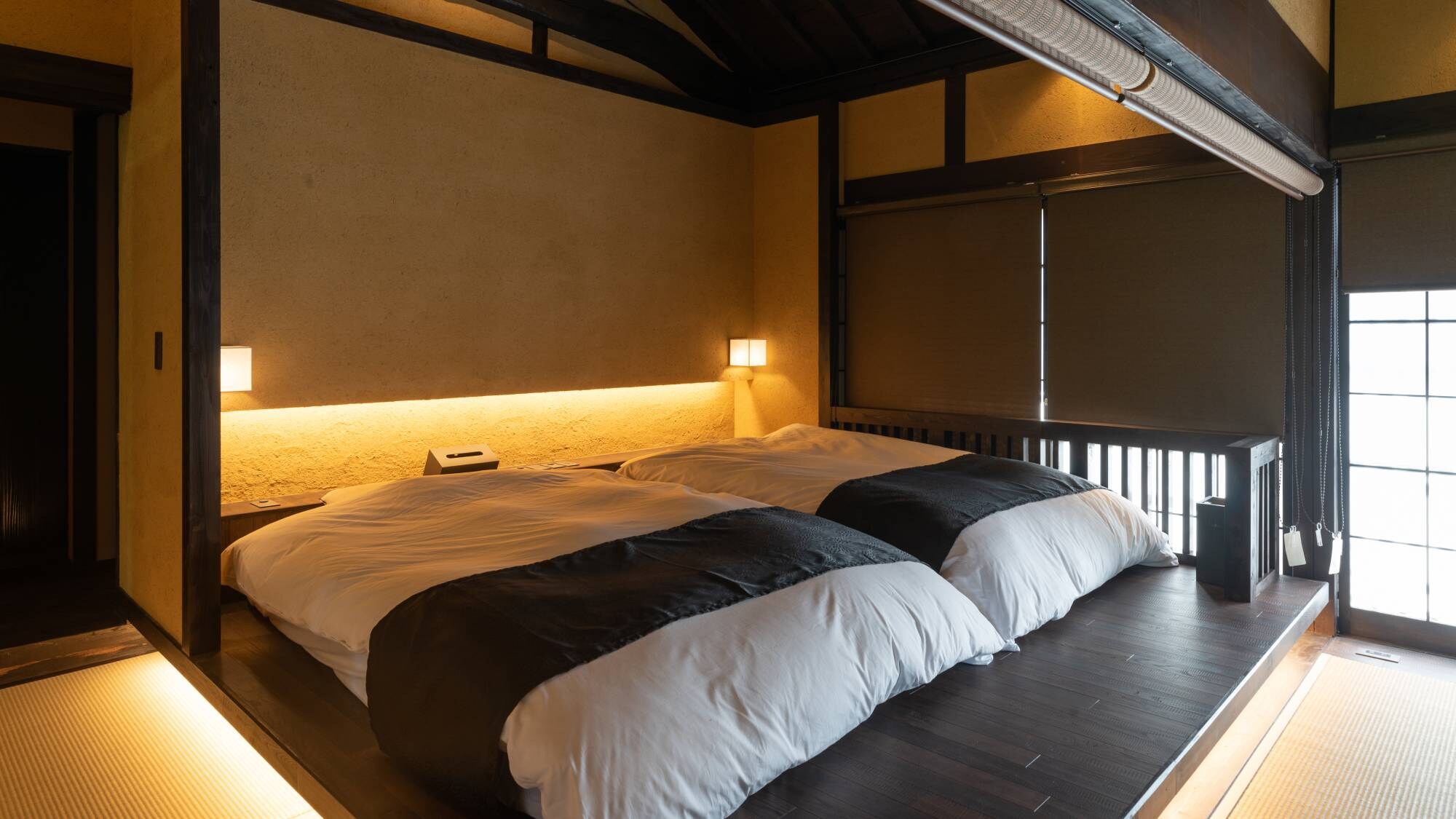 【独立房间】备有2张半双人床及被褥。