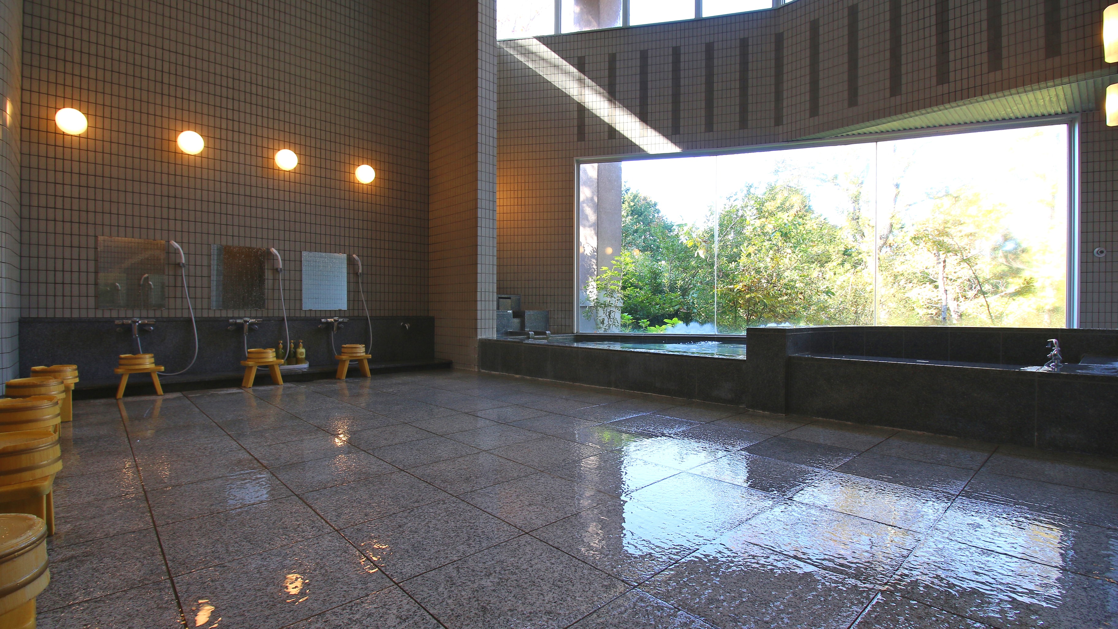 [Large public bath - Men's bath] Operating hours: 3:00 PM to 11:00 PM. Please note that it cannot be used the next morning.