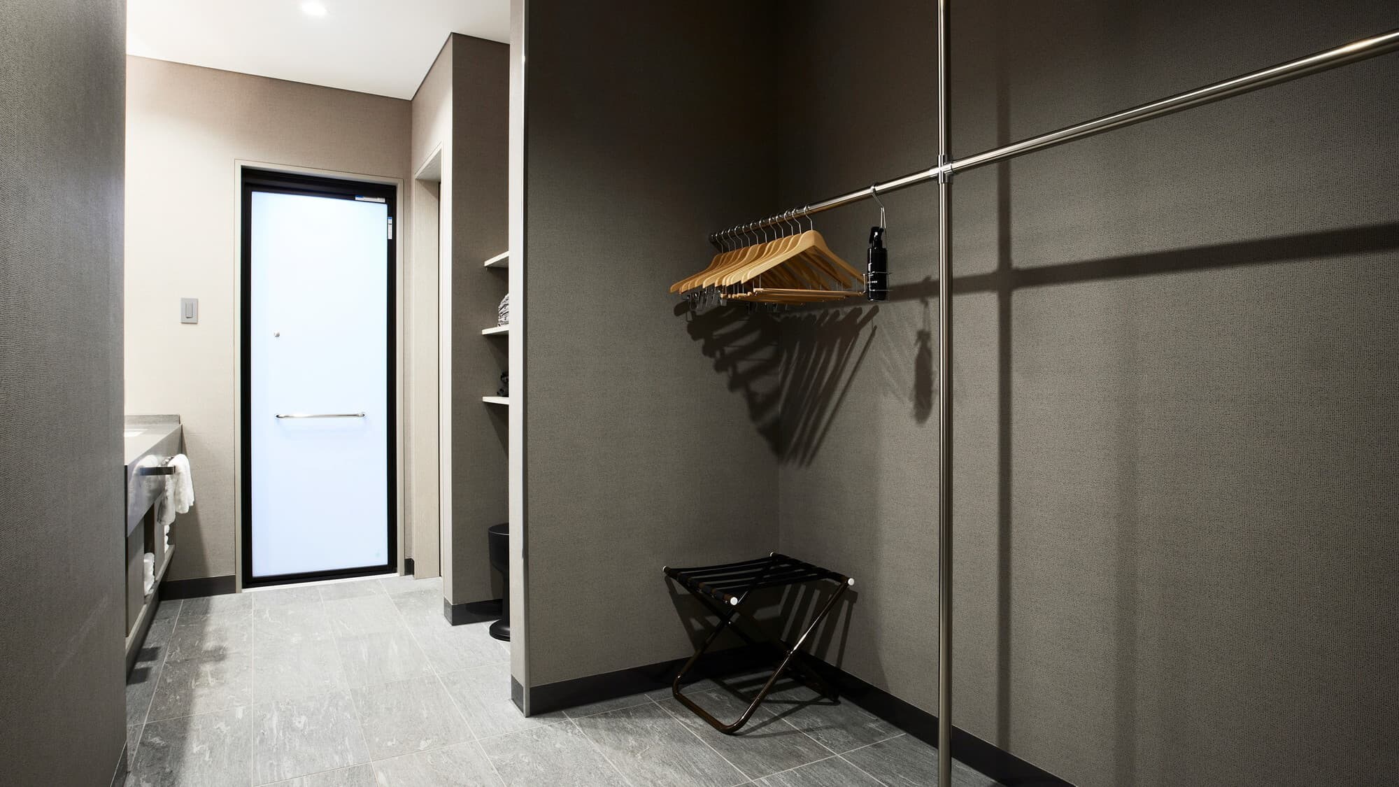 Phòng Junior Suite dành cho gia đình | Có phòng thay đồ rộng rãi và hai bồn rửa mặt.