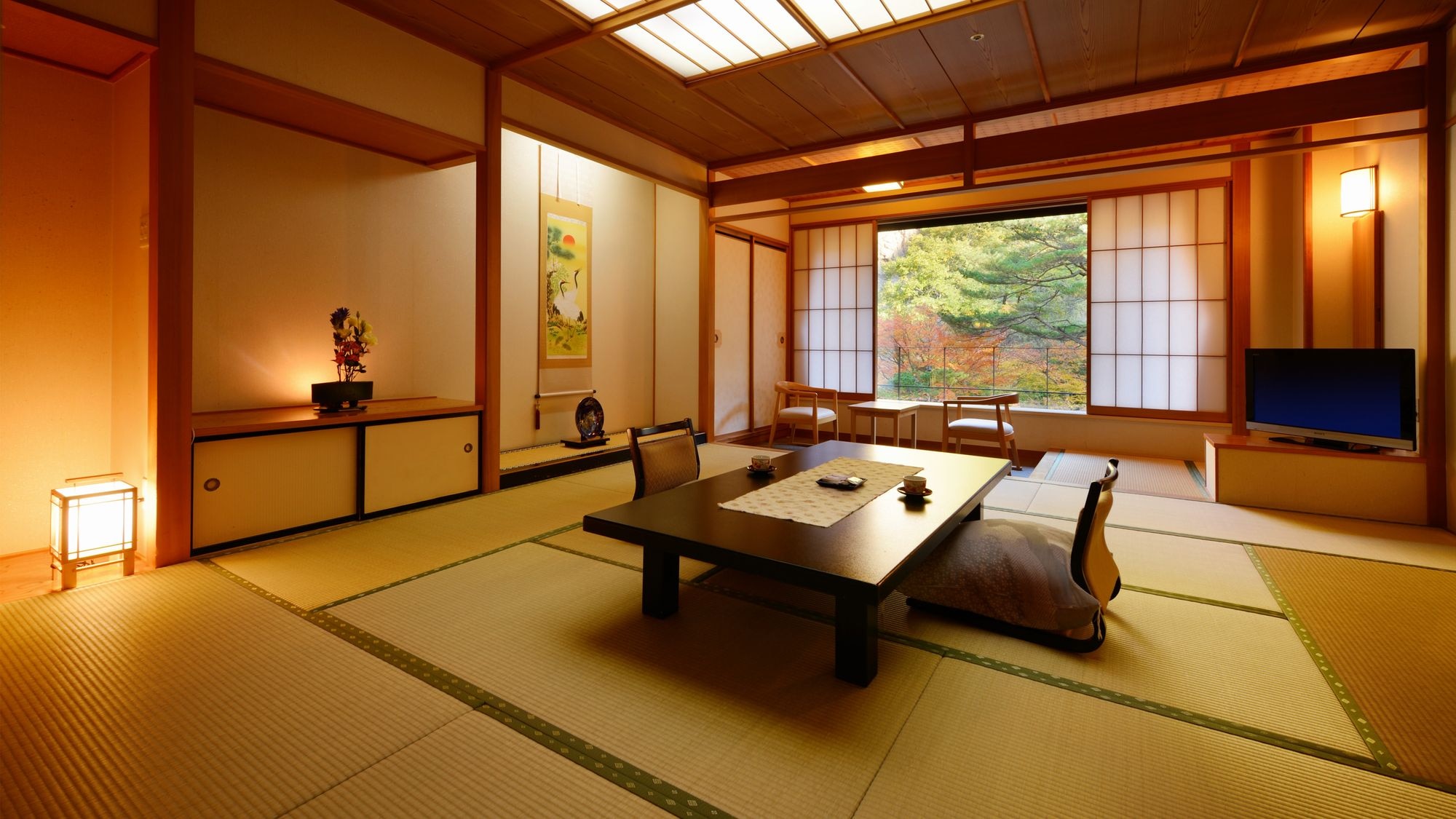 Tipe kamar Kachoen. Dari jendela, Anda dapat menikmati bunga musiman dan burung Fugetsu. Kamar ini hanya untuk kamar bebas rokok.