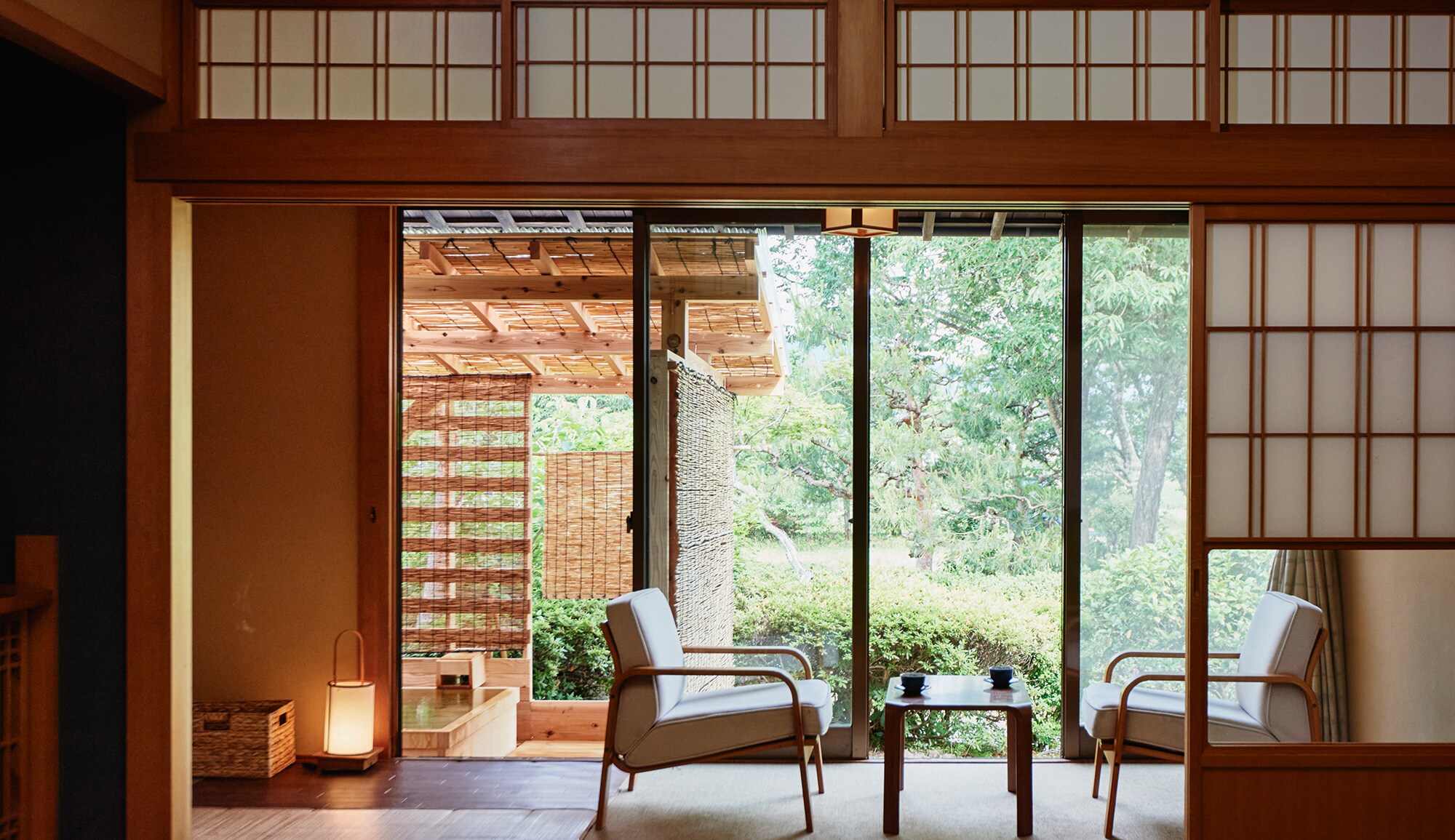 [Kamar dengan kamar mandi terbuka "HANA" Suite] Kamar terhubung dengan kamar bergaya Jepang dan tempat tidur bergaya Jepang. Dengan pemandian air panas terbuka