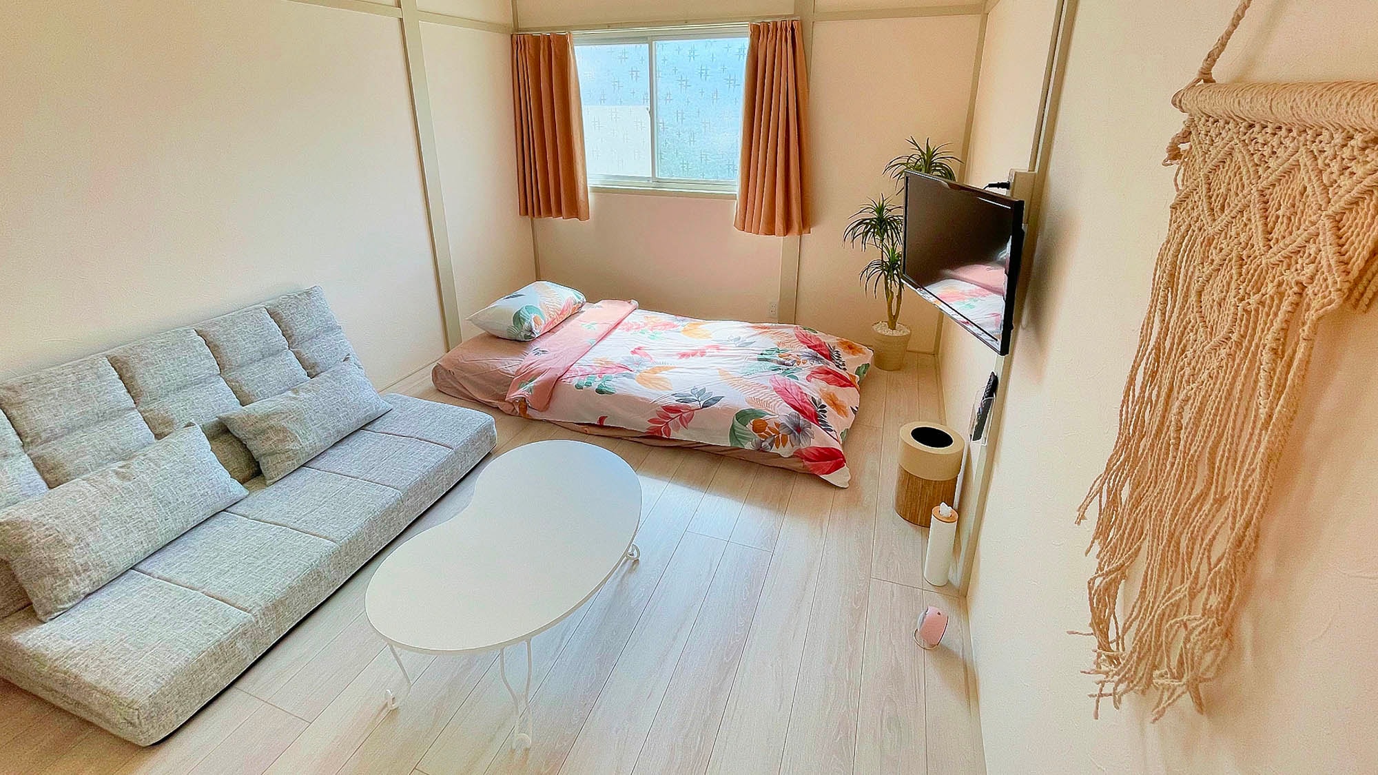・[Phòng 2] Chúng tôi cũng có một chiếc ghế sofa đủ cho một người ngồi thoải mái. *Đây là ví dụ về một người sử dụng dịch vụ.
